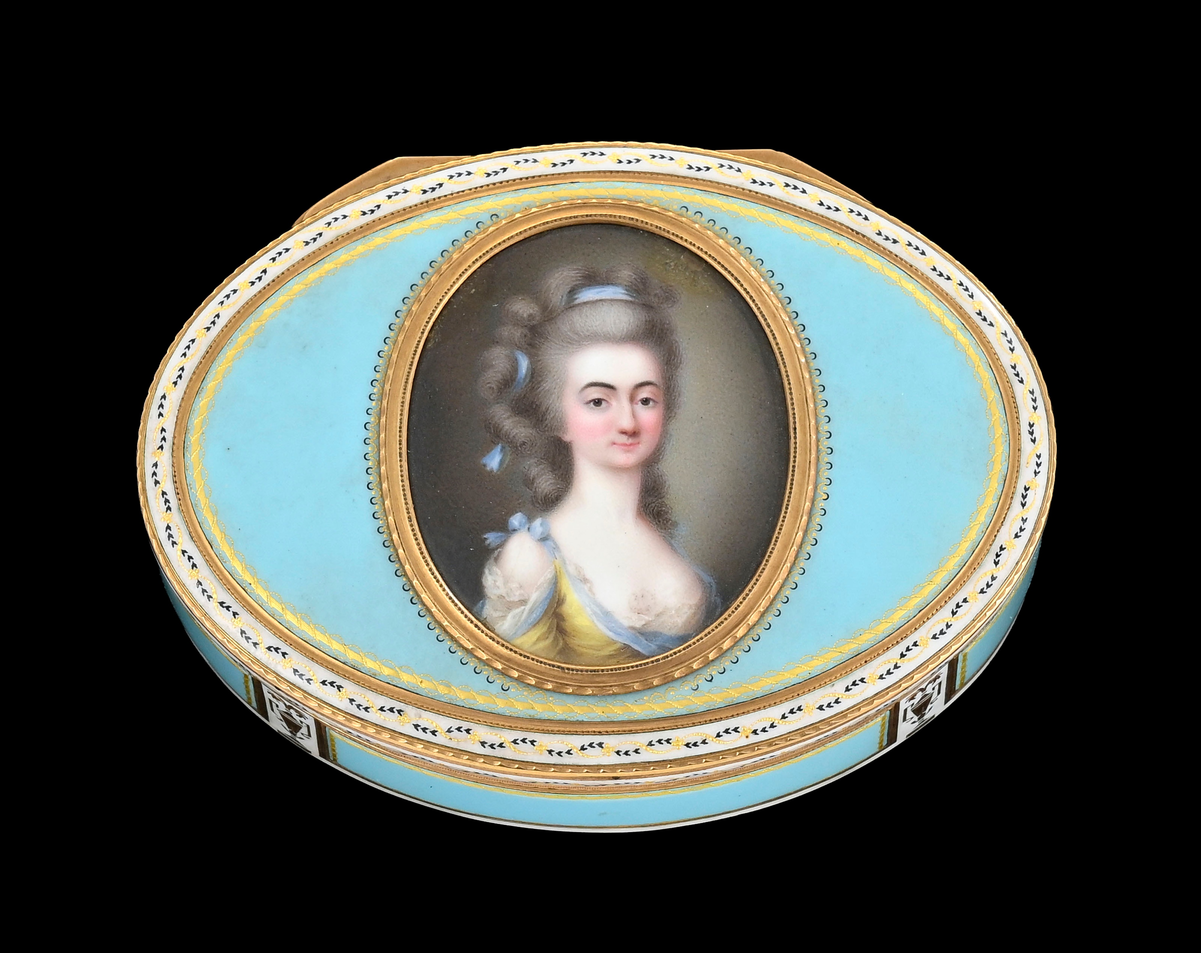 Tabatière ovale en or et émail, probablement Hanau, vers 1780–1790.