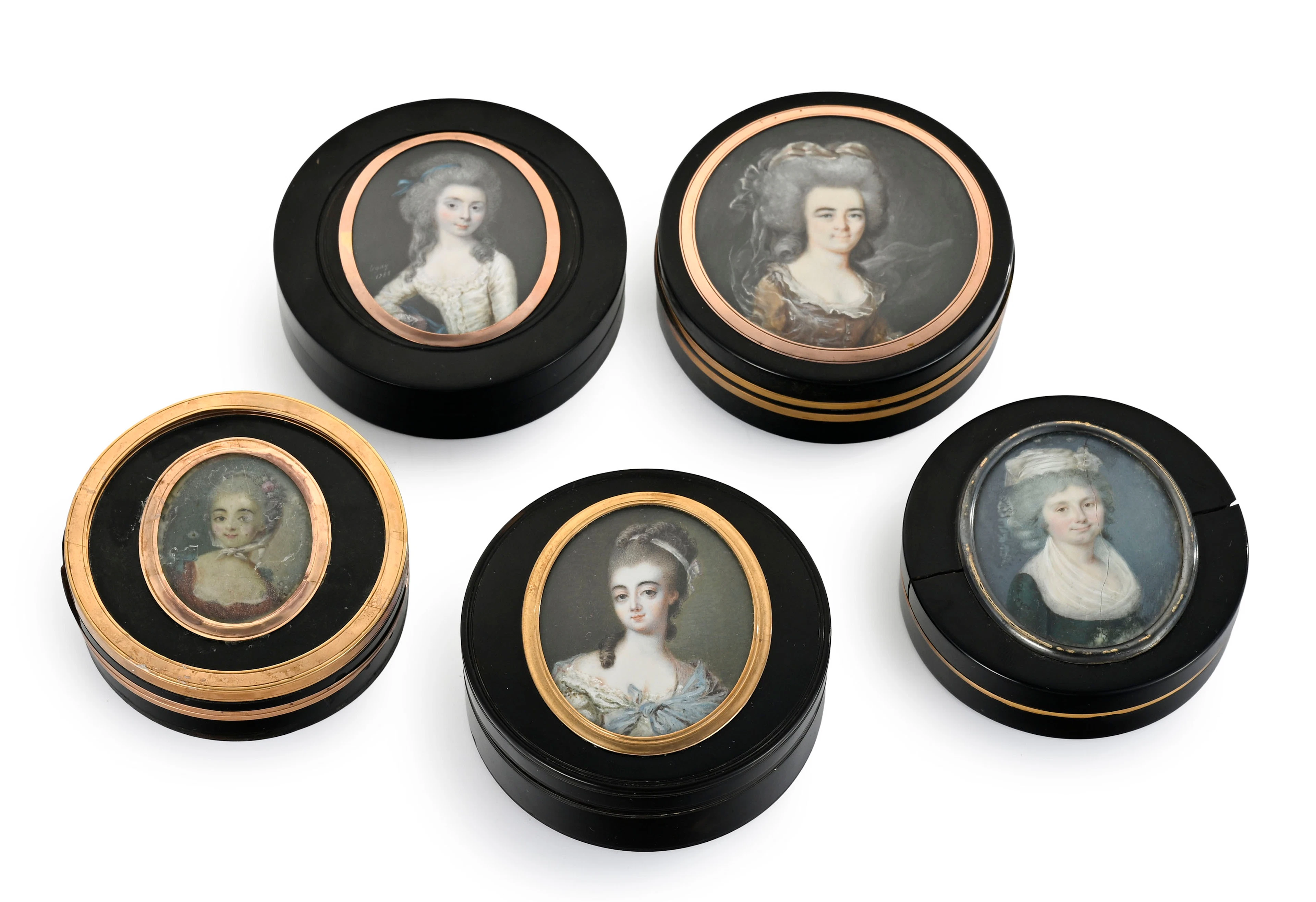 Ensemble de cinq boîtes rondes en composition noire et écaille, France