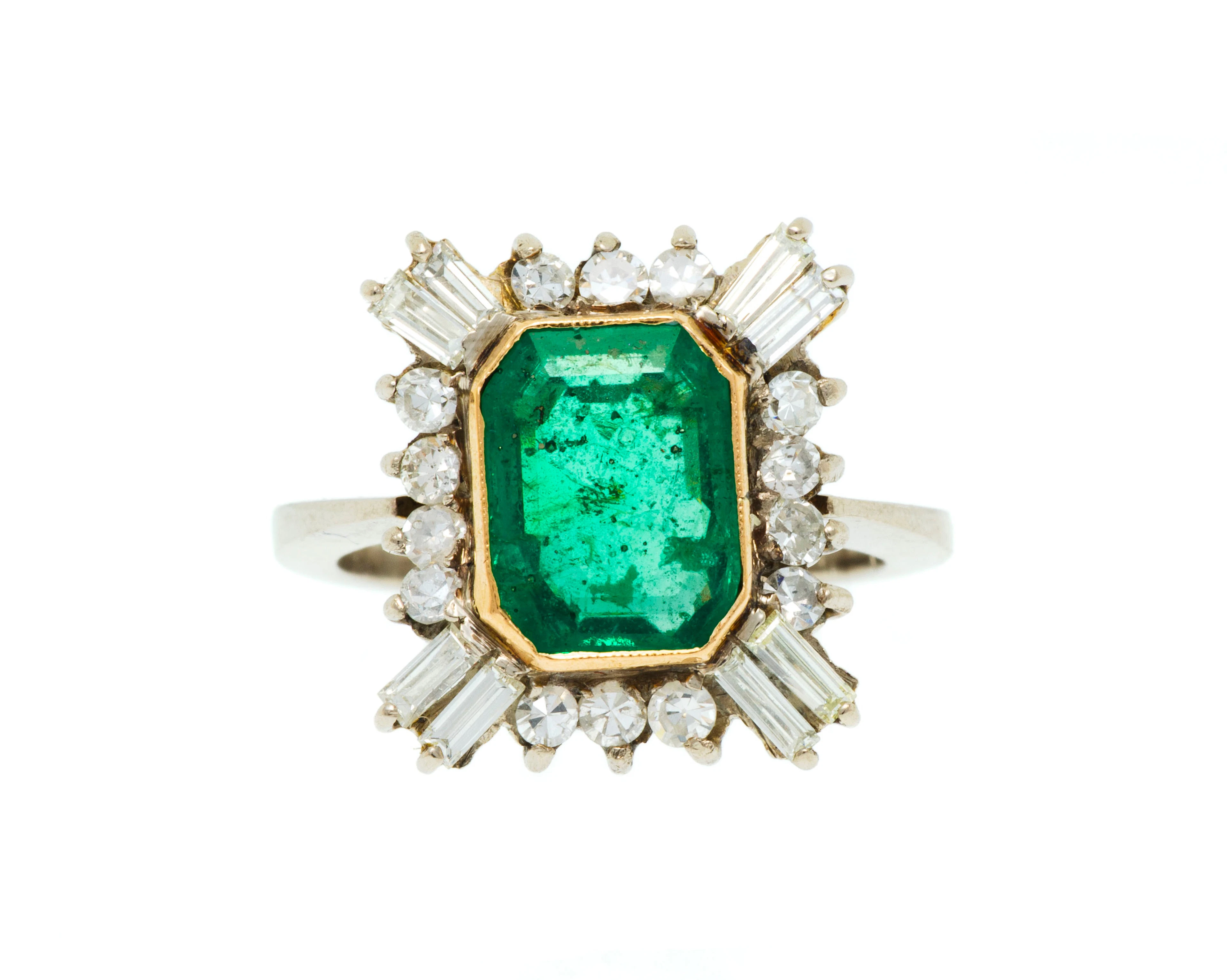 Bague or 585 sertie d'une émeraude octogonale entourée de diamants