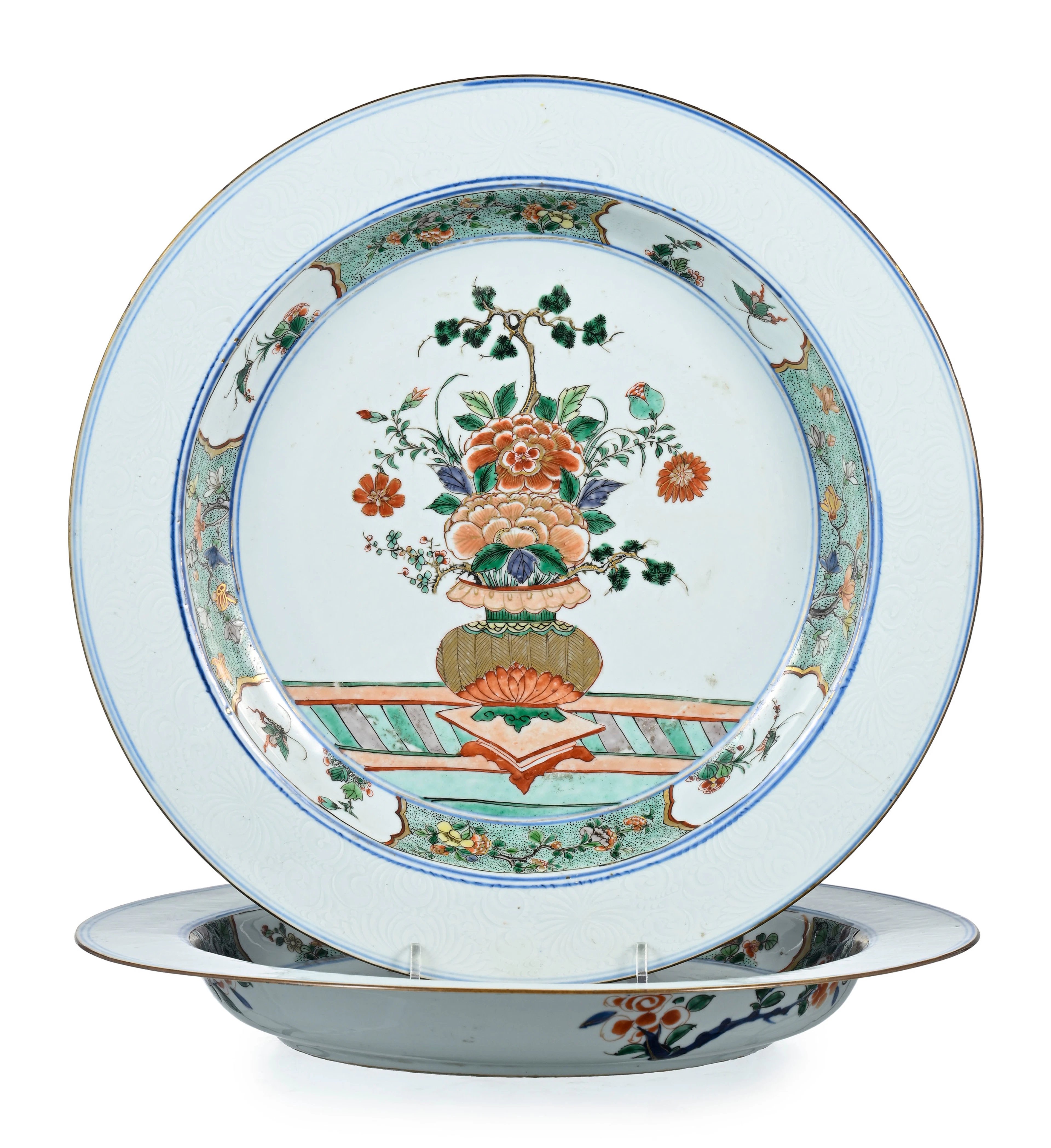 Paire de grands plats creux en porcelaine famille verte, Chine, XVIIIe