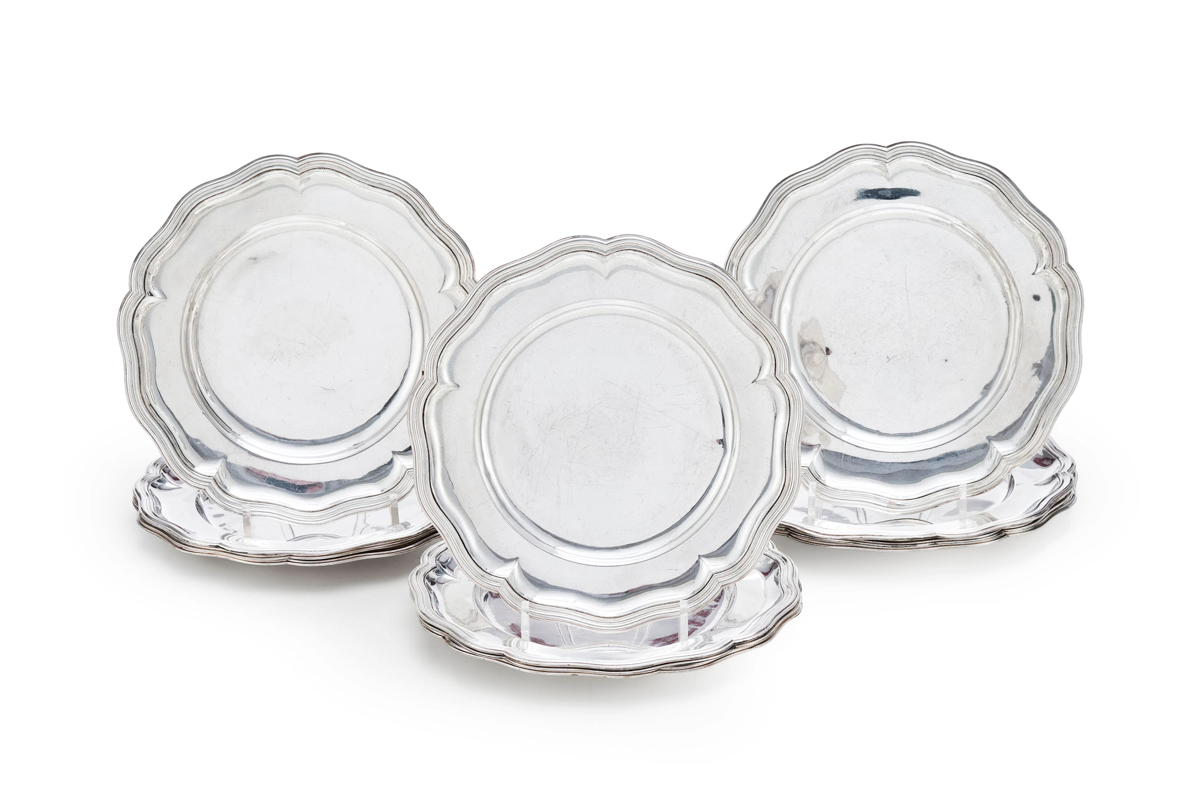 Suite de 12 assiettes en argent Sterling, certaines avec armoires