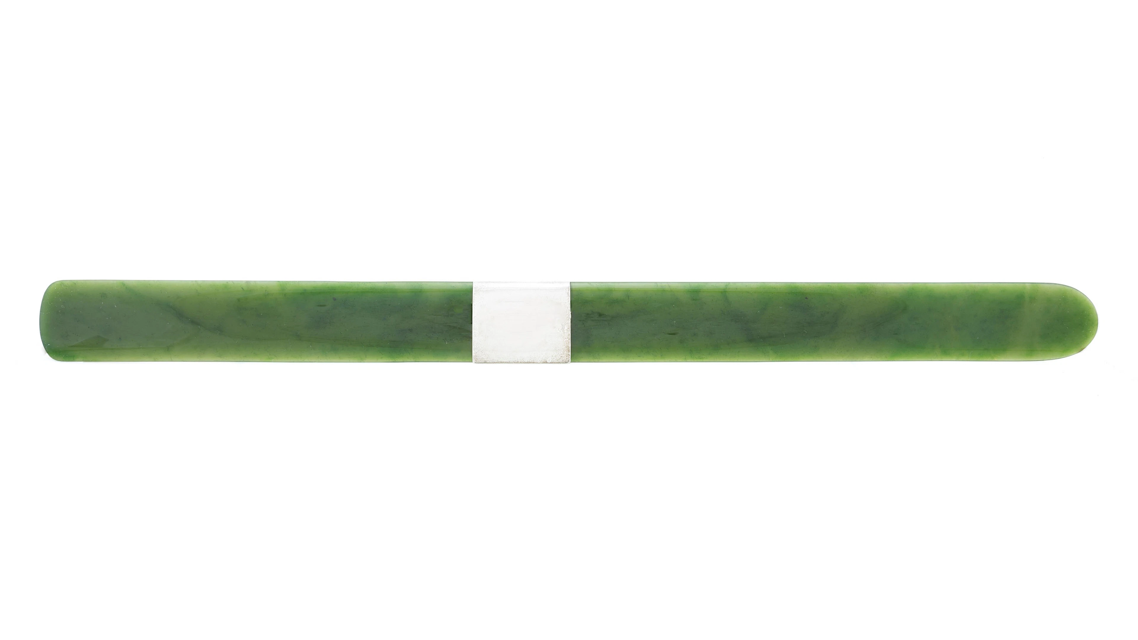 Ouvre-lettre en néphrite orné d'un bandeau d'argent, long. 36.5 cm