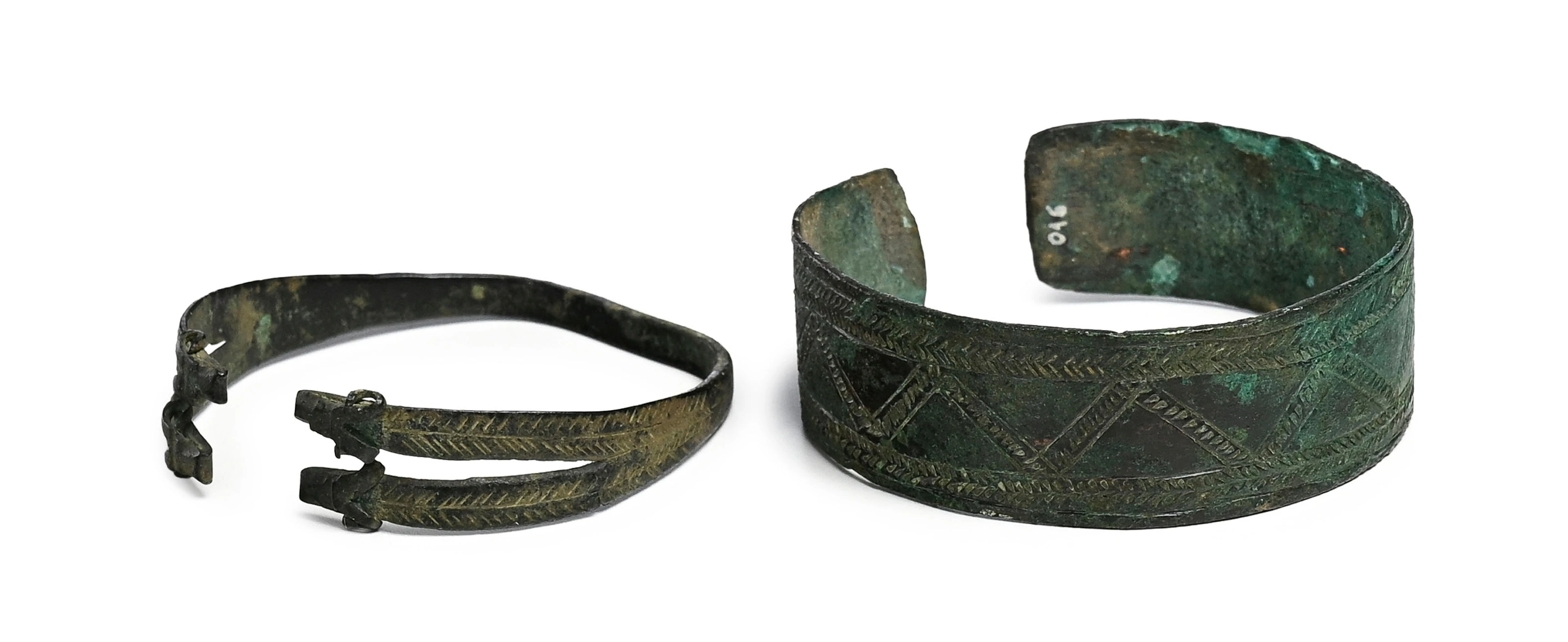 2 bracelets en bronze, Luristan, 1100 - 800 av. J.-C., l'un à décor