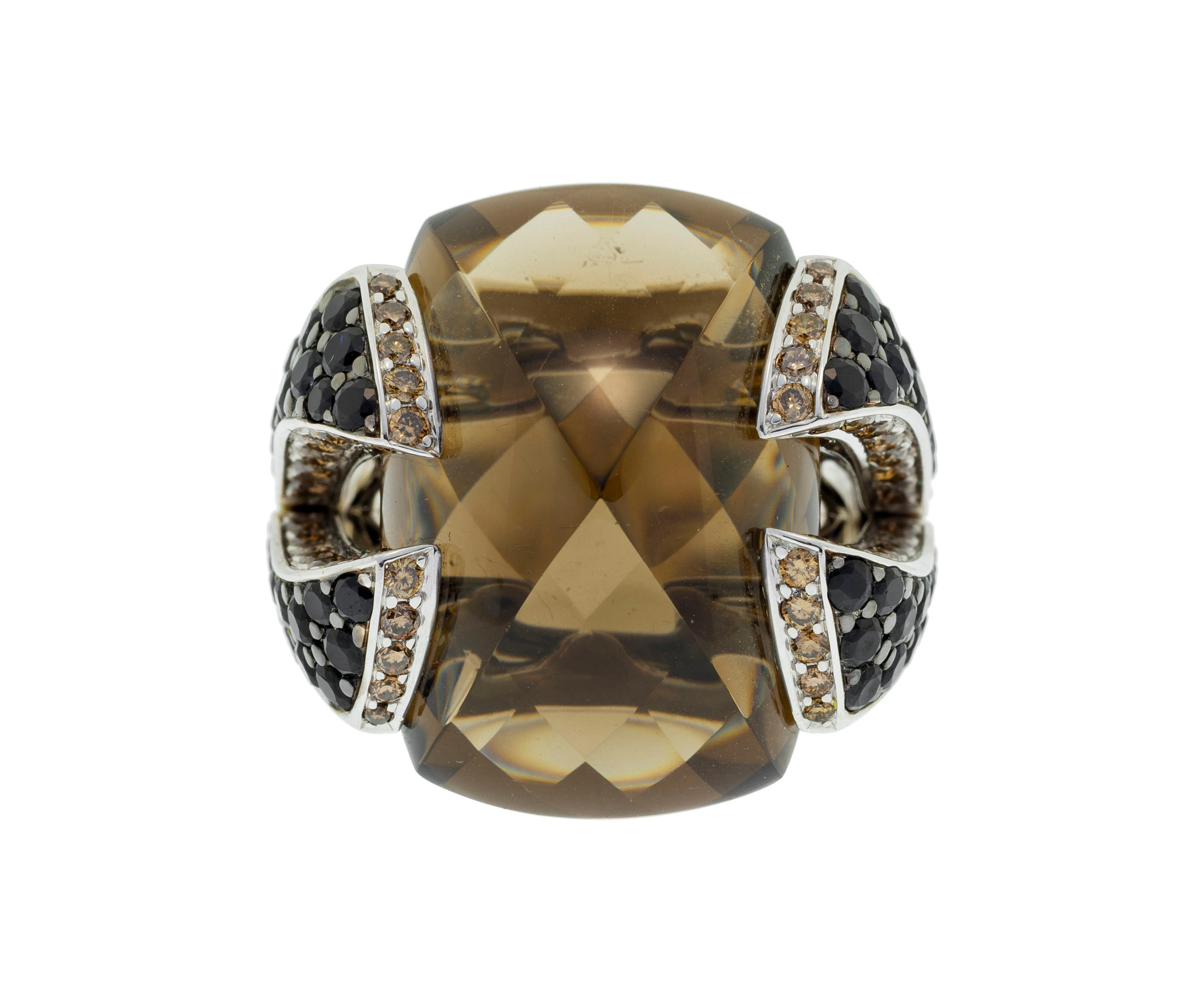 Bague en or gris 750 sertie d'un quartz fumé pain de sucre rehaussé