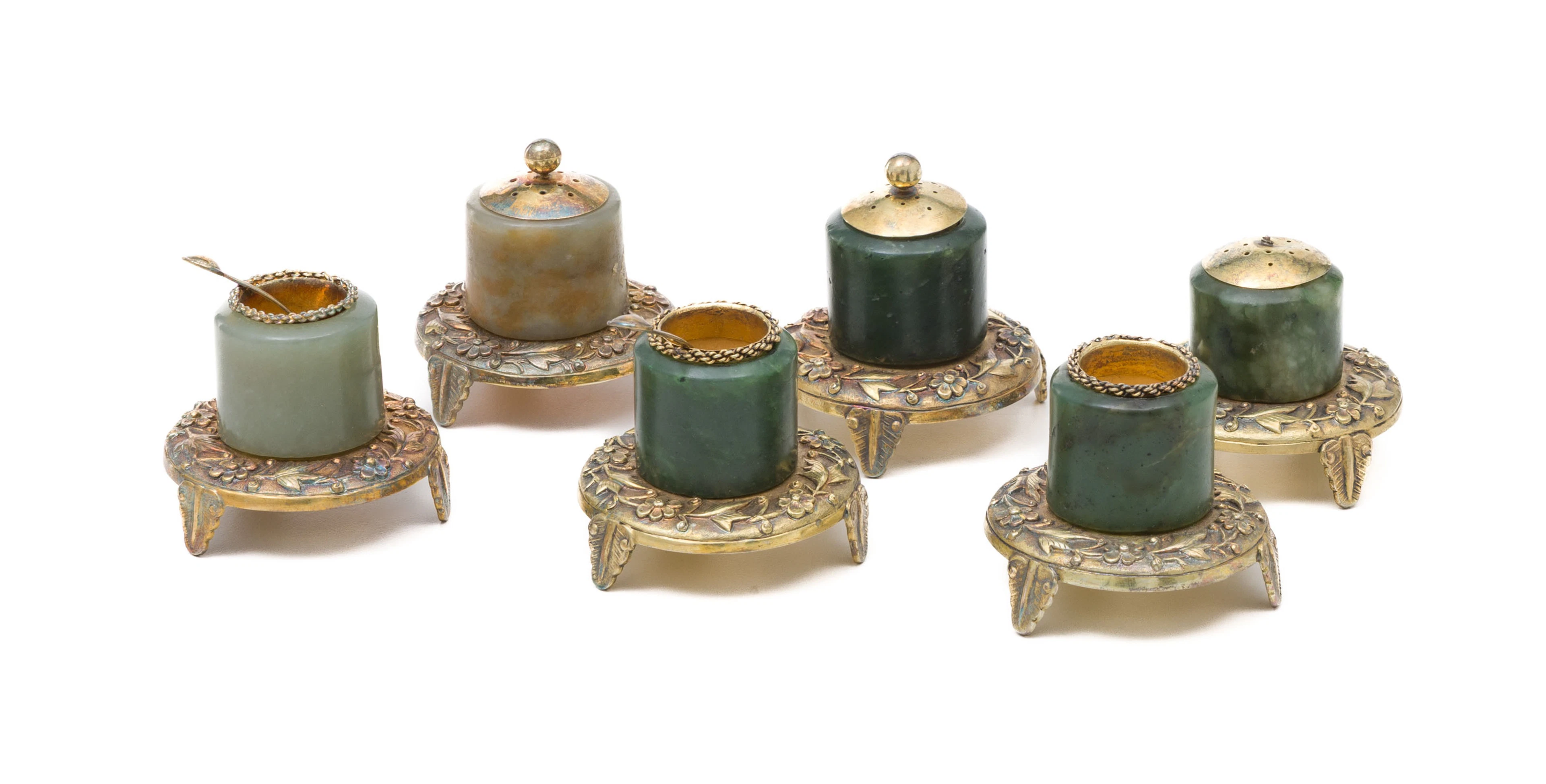 2 paires de salières et poivriers en argent doré et jade, Chine, moderne