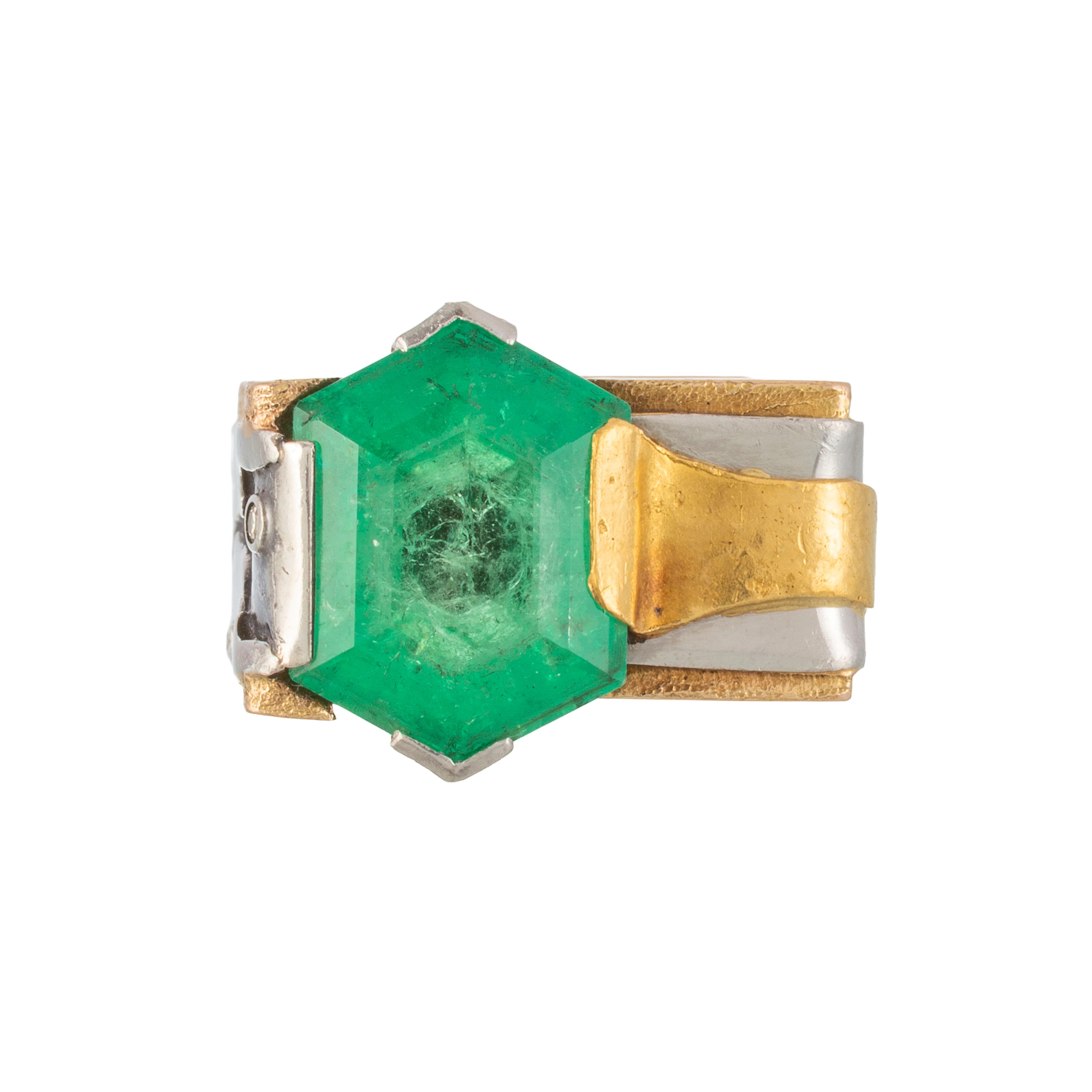 Bague à base carrée 2 ors 750 sertie de deux petits diamants taille