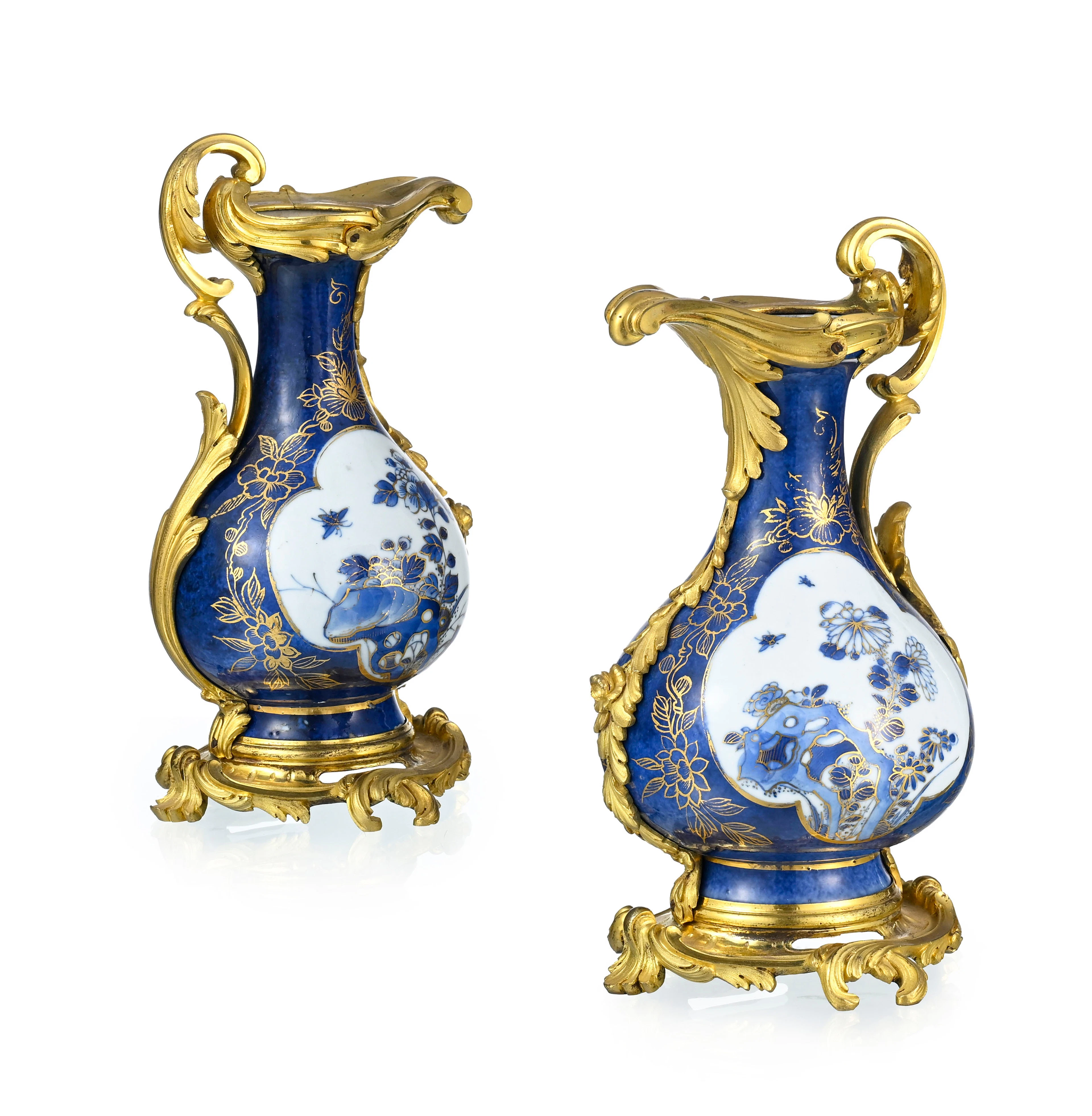 Paire d'aiguières en porcelaine de Chine Qianlong (1736-1795), monture