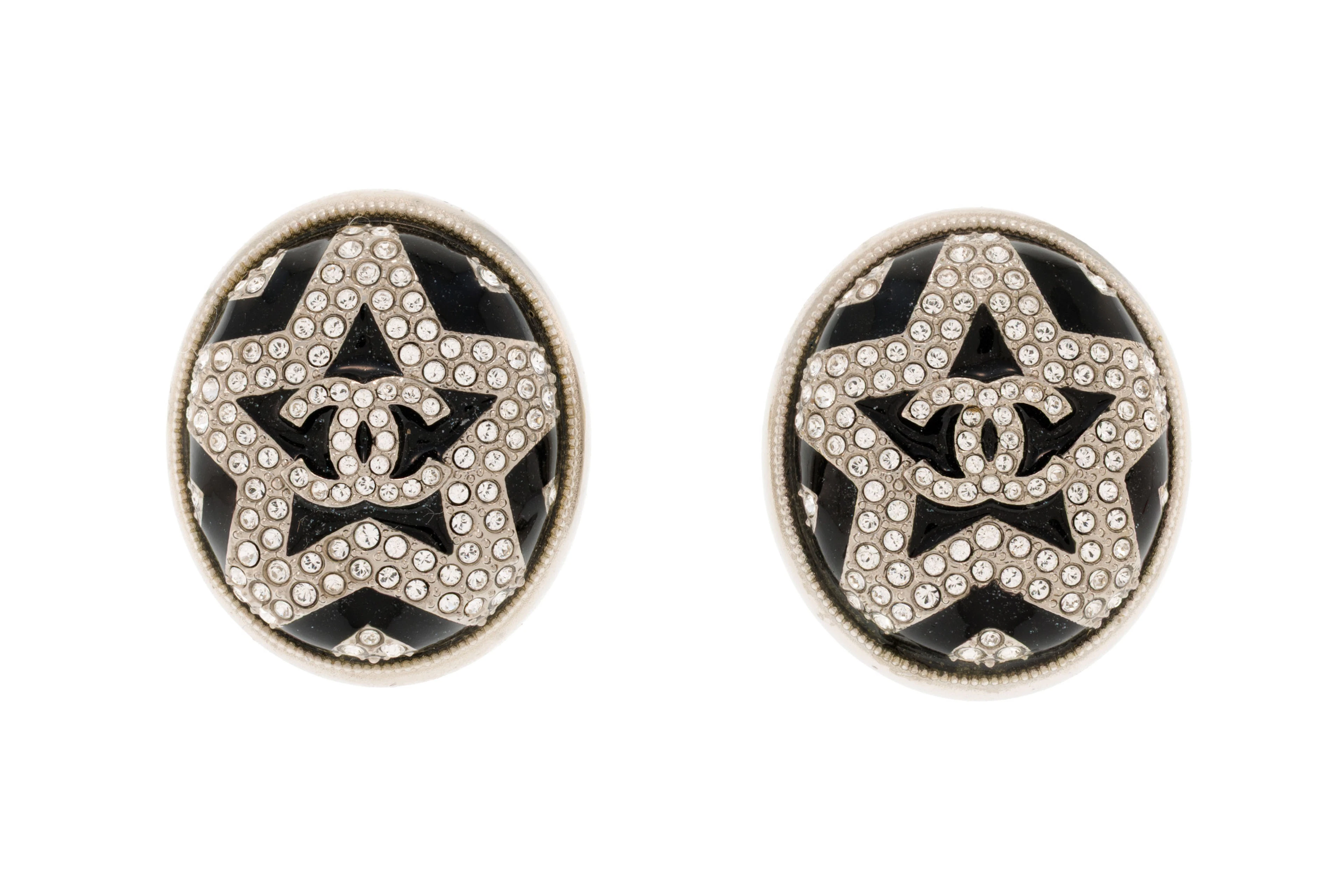Chanel, paire de clous d’oreilles Cabochon CC étoilé, strass sur résine