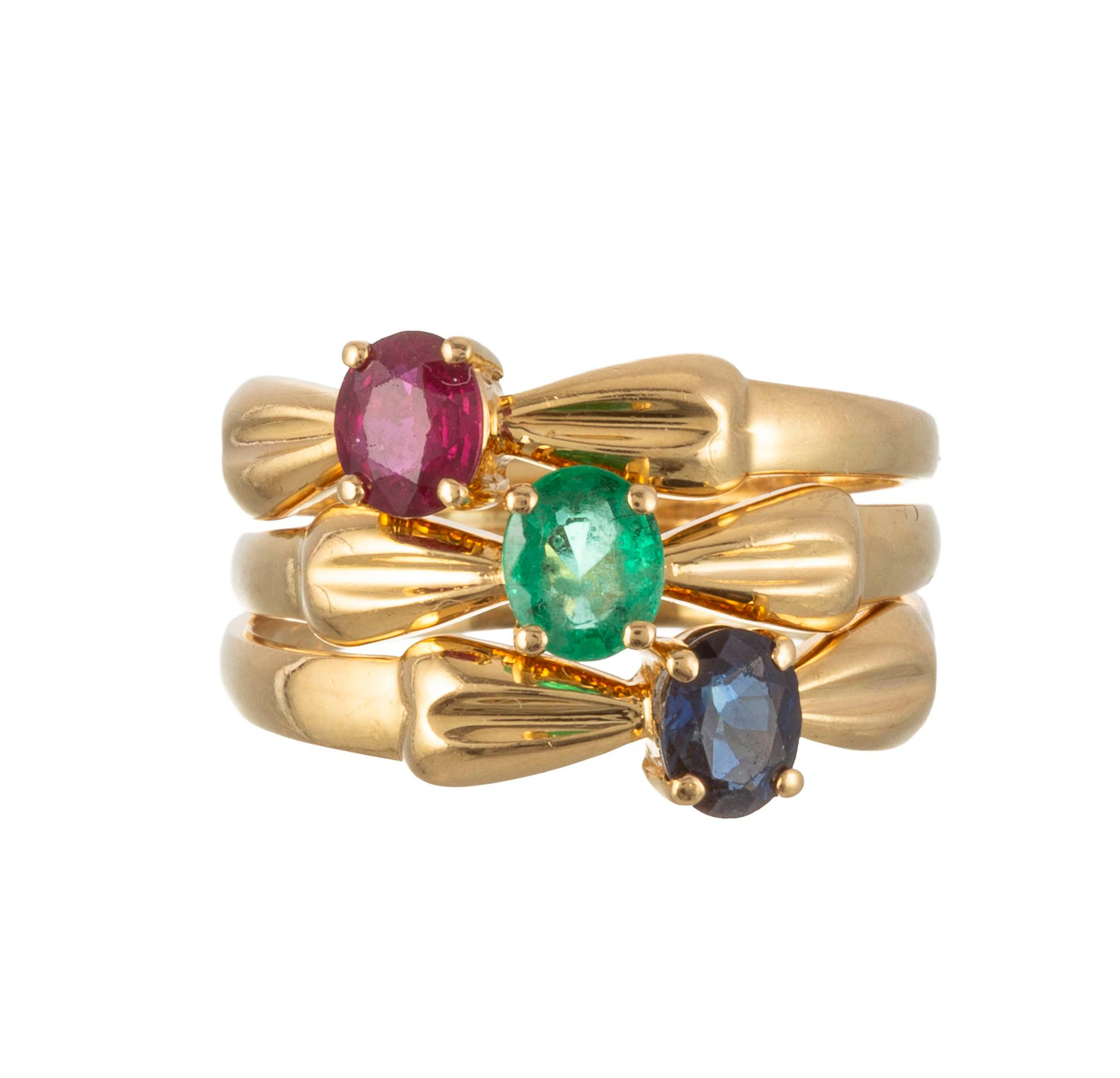 Bucherer, bague or 750 à motif de nœuds sertie d'un rubis, d'une émeraude