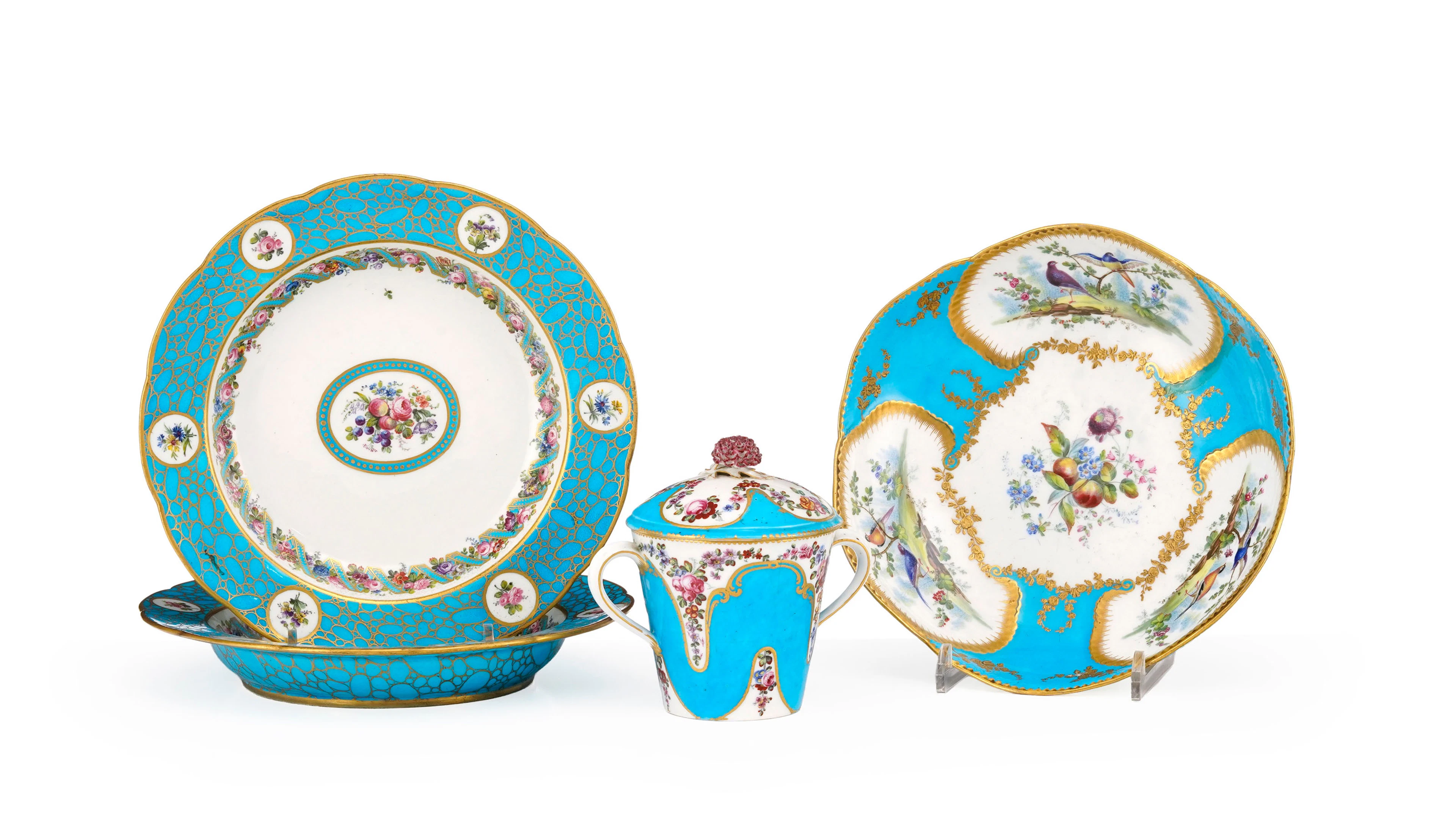 Ensemble de 4 pièces en porcelaine dans le goût de Sèvres, XIXe s.