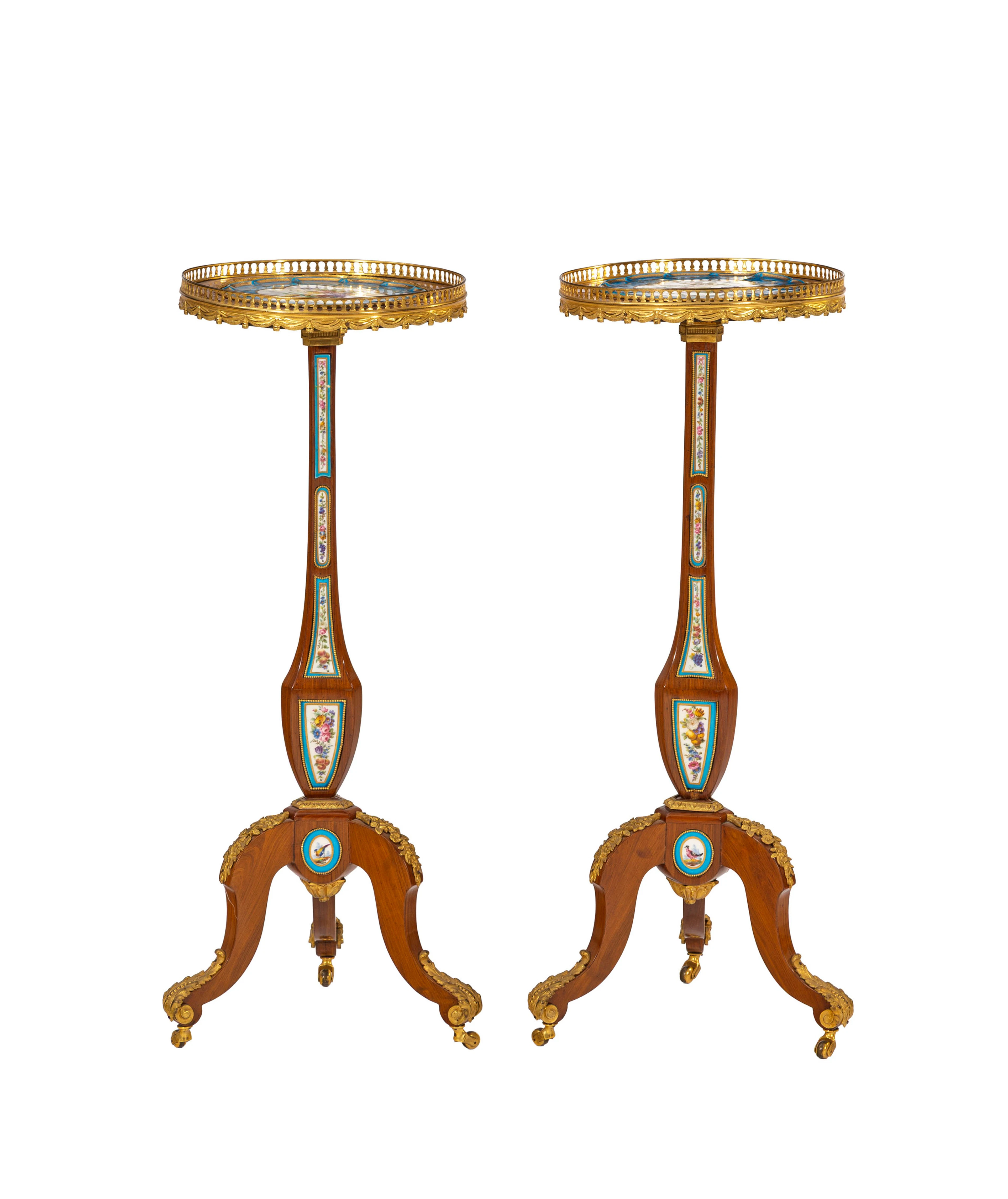 Paire de guéridons de style Louis XVI, XIXe s., en acajou, placage