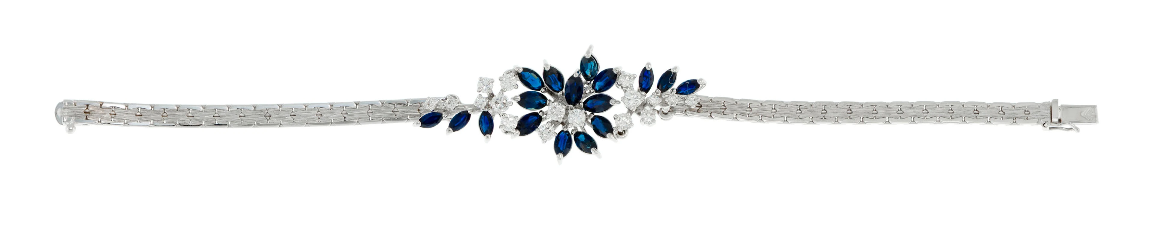 Bracelet or gris 750 orné d'un motif floral serti de saphirs taille
