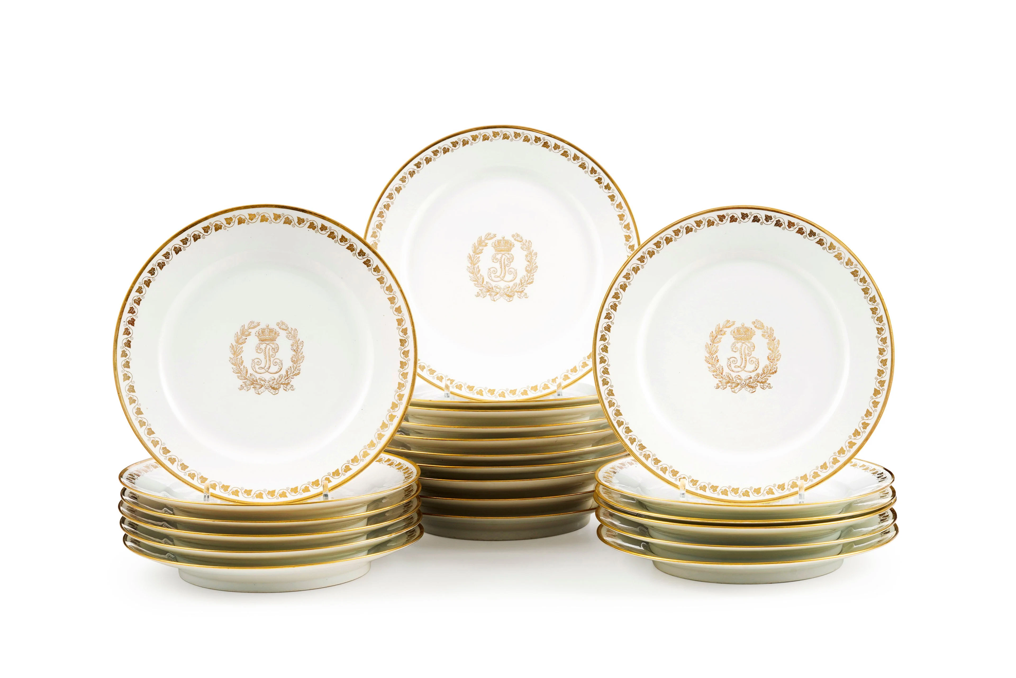 Suite de 22 assiettes à dîner en porcelaine dure de Sèvres du service