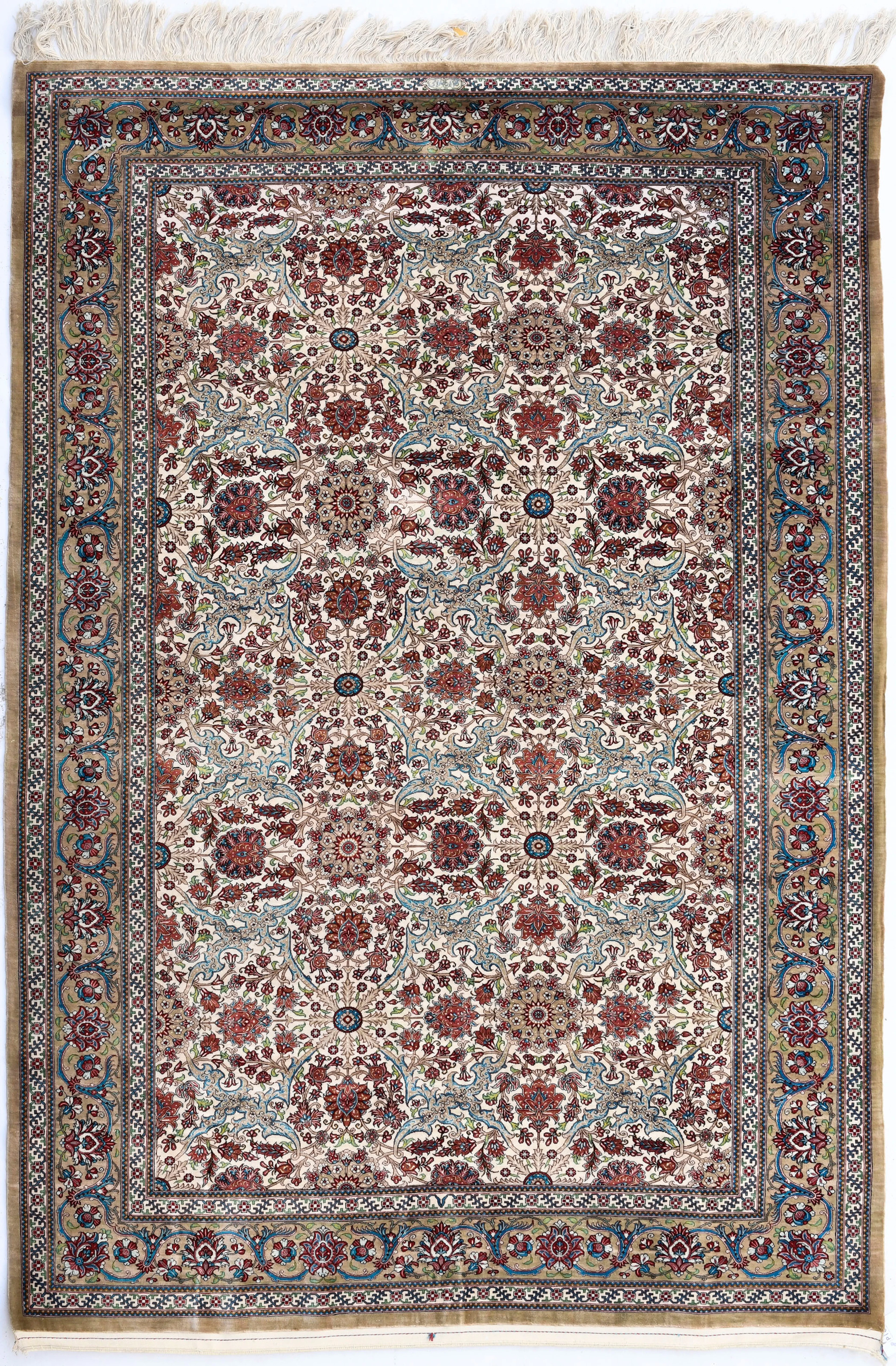 Tapis Ghom en soie signé Arslani, 3ème quart du XXe s., à champ central