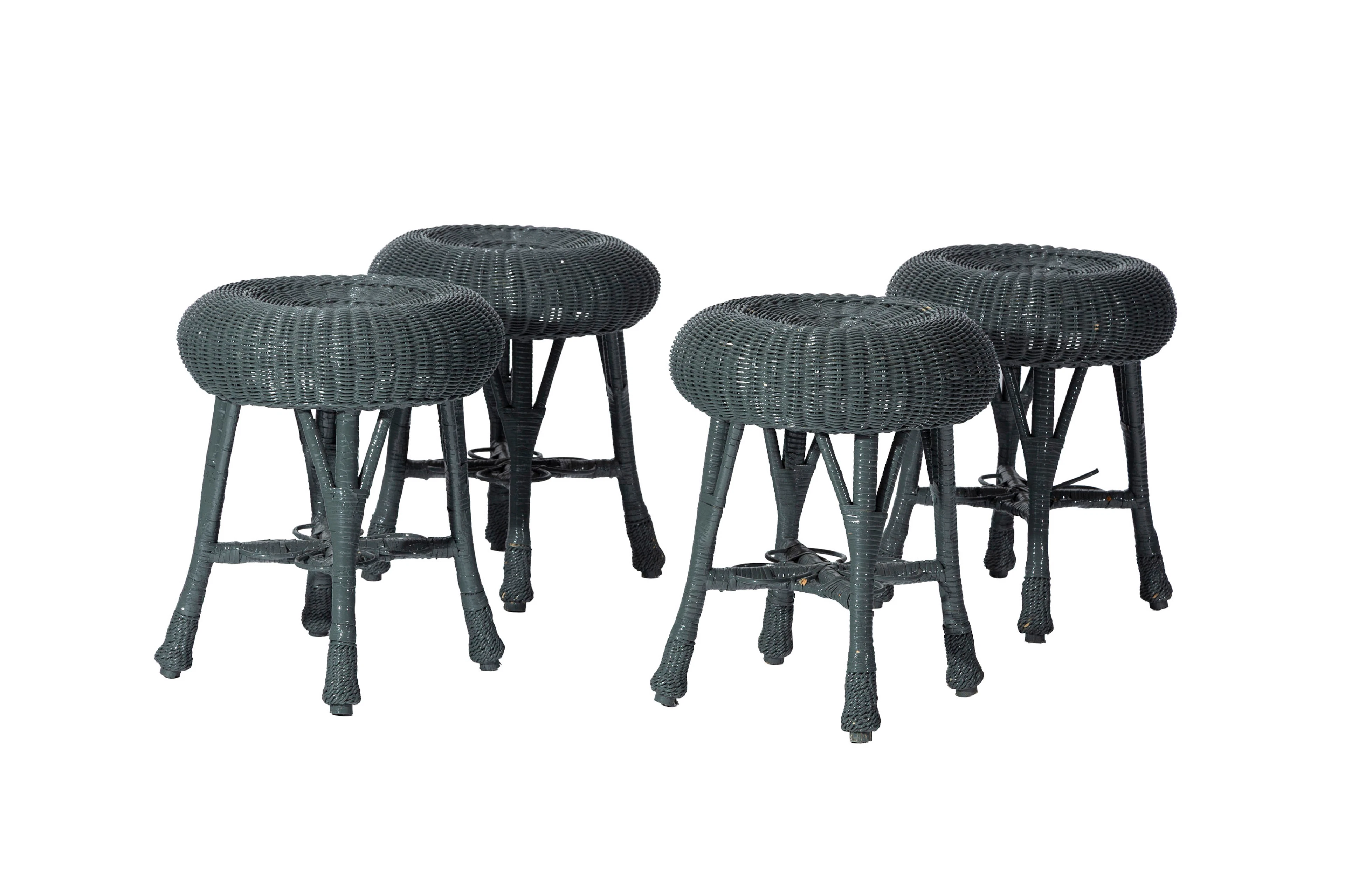 Suite de 4 tabourets de jardin d'hiver, XXe s., en osier peint gris