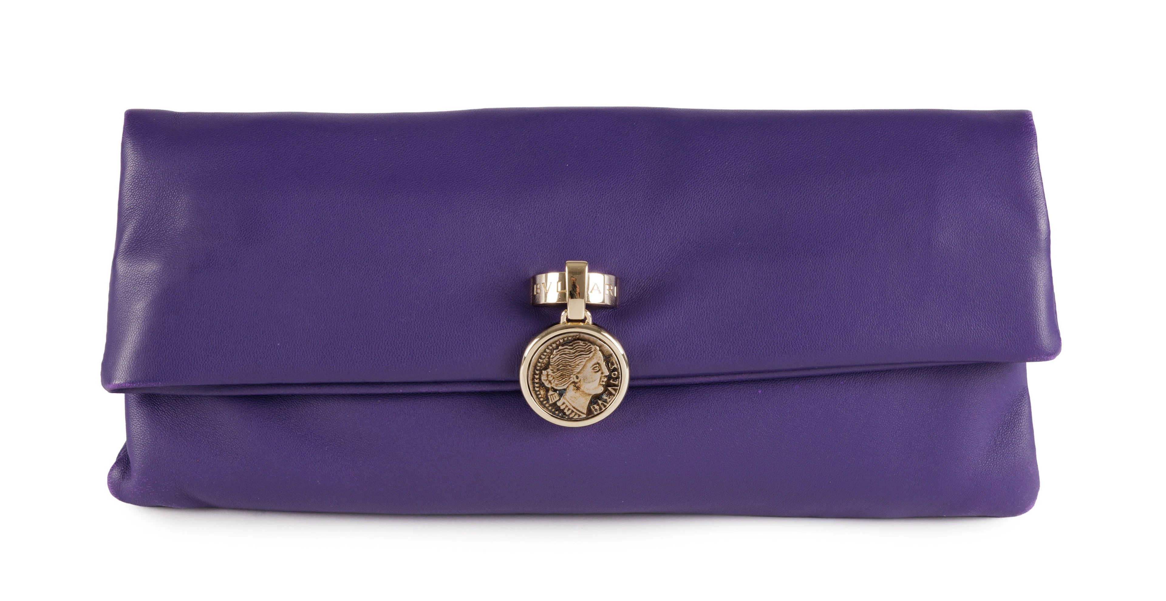 Bulgari, pochette à rabat Monete en cuir indigo, fermoir Bvlgari avec