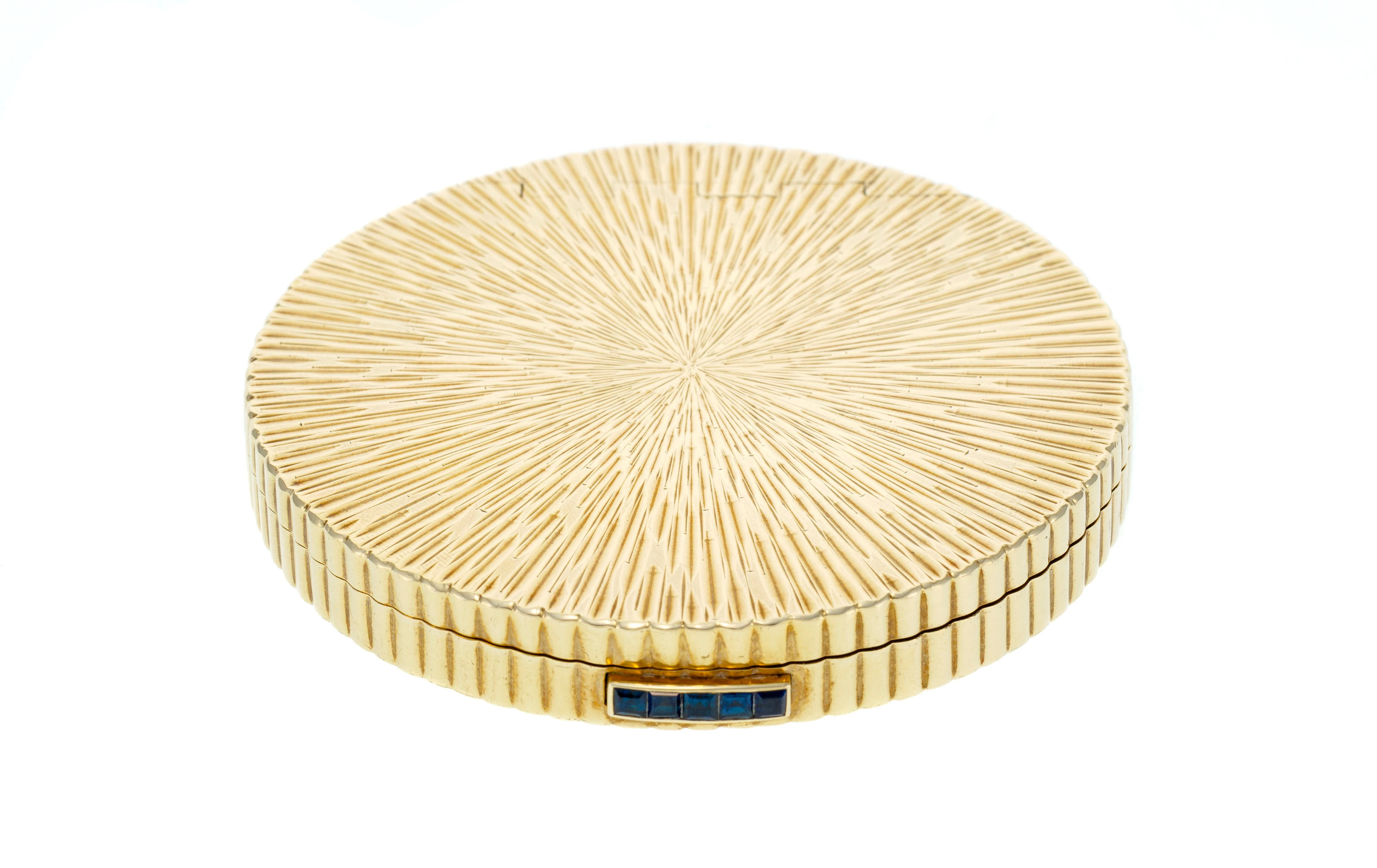 Asprey, poudrier circulaire en or rose 375 à décor rayonnant, le poussoir