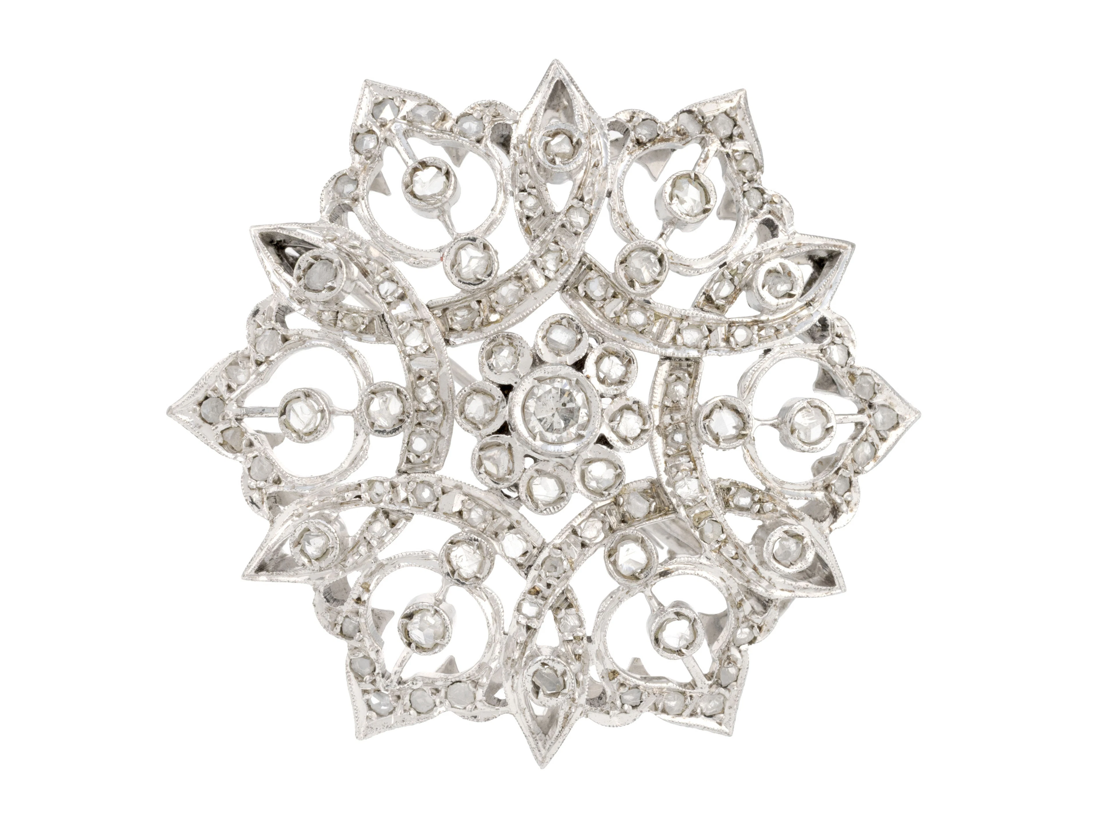 Broche étoile en argent ajouré sertie de diamants facettés et d'un