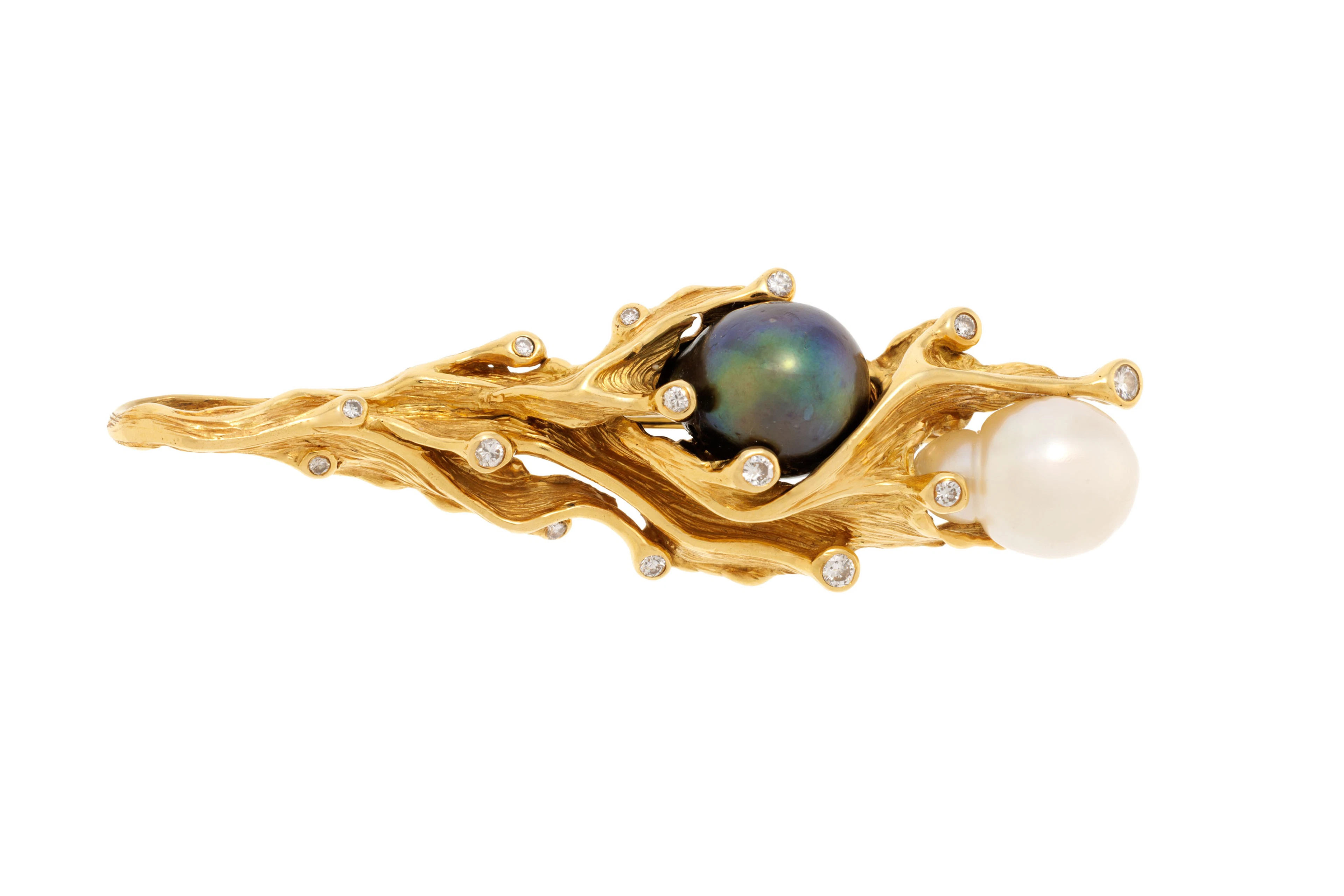 Gilbert Albert, broche-pendentif or 750 froissé enserrant des perles