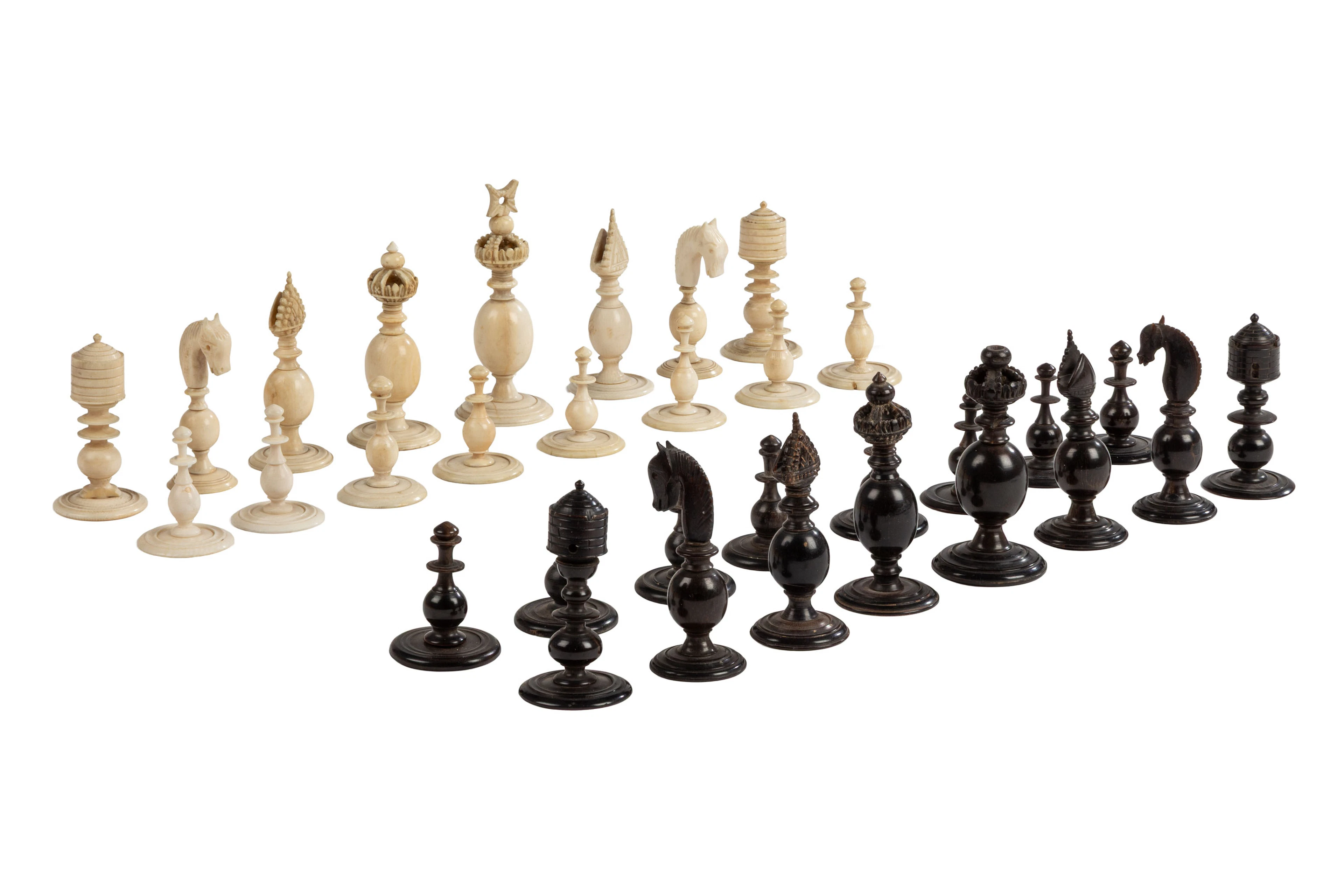 Jeu d'échecs anglo-indien en ivoire et corne, complet, Inde, Vizagapatam