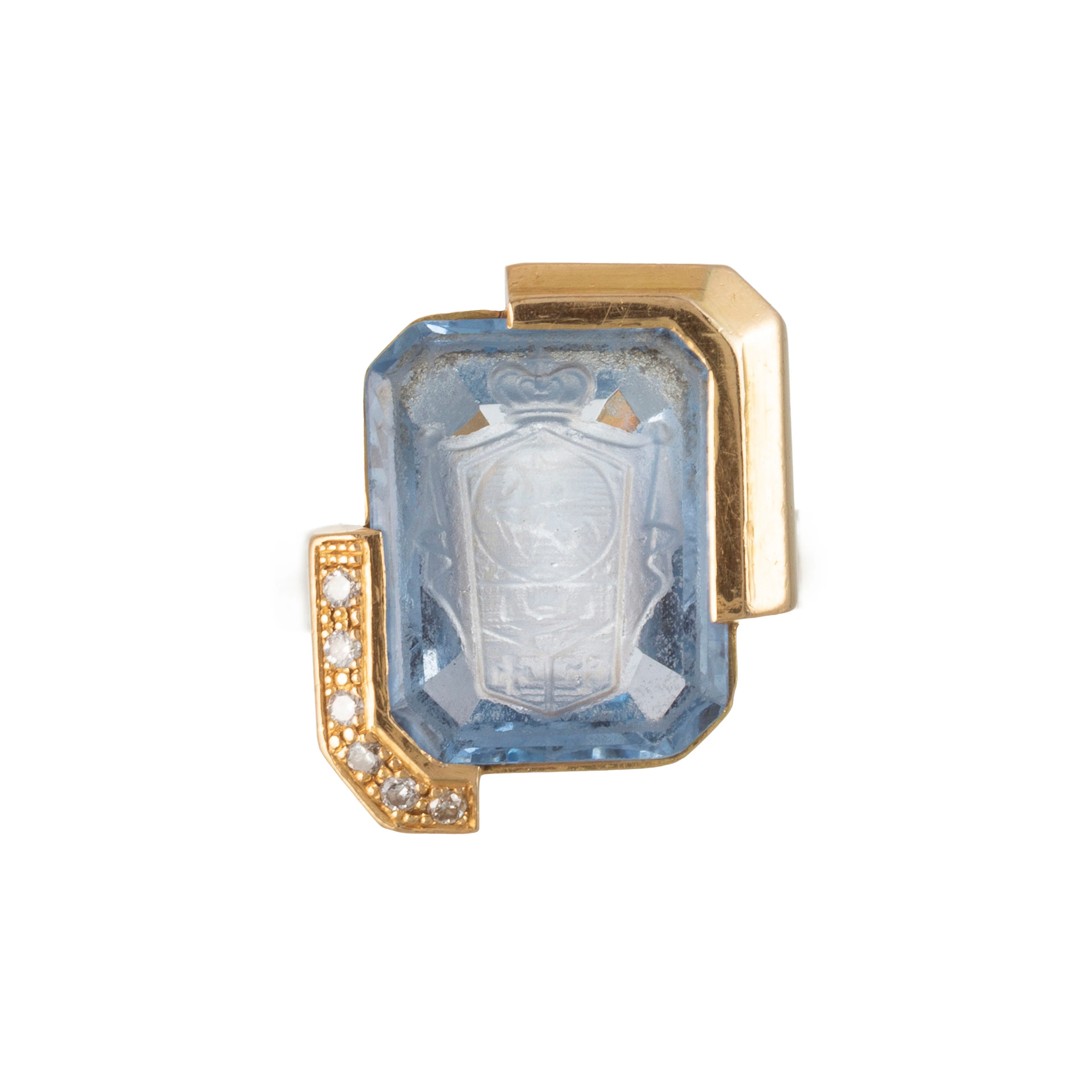 Bague or 750 ornée d'une intaille sur verre représentant des armoiries