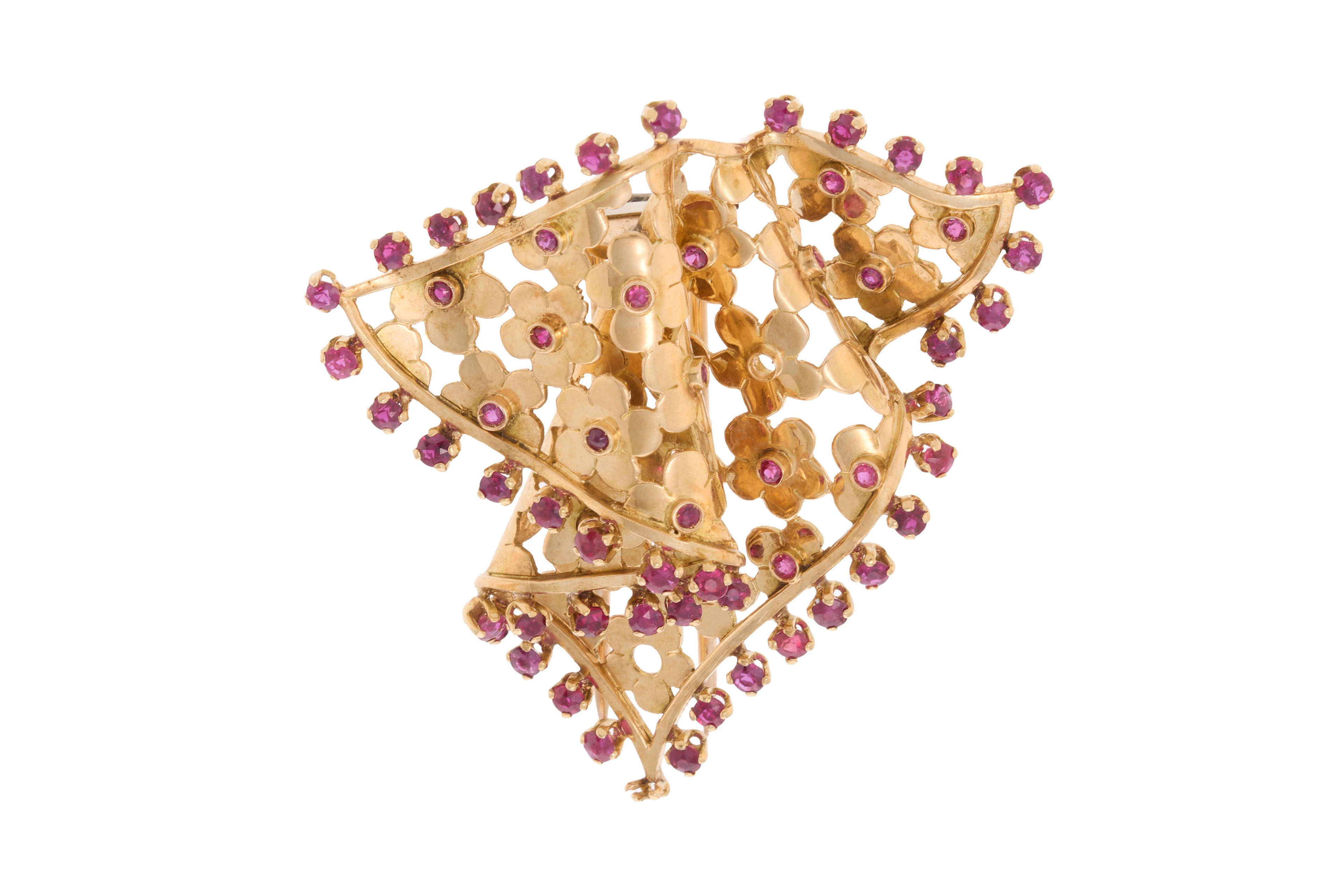 Broche années 1940-50 or 750 effet drapé à décor floral ajouré sertie