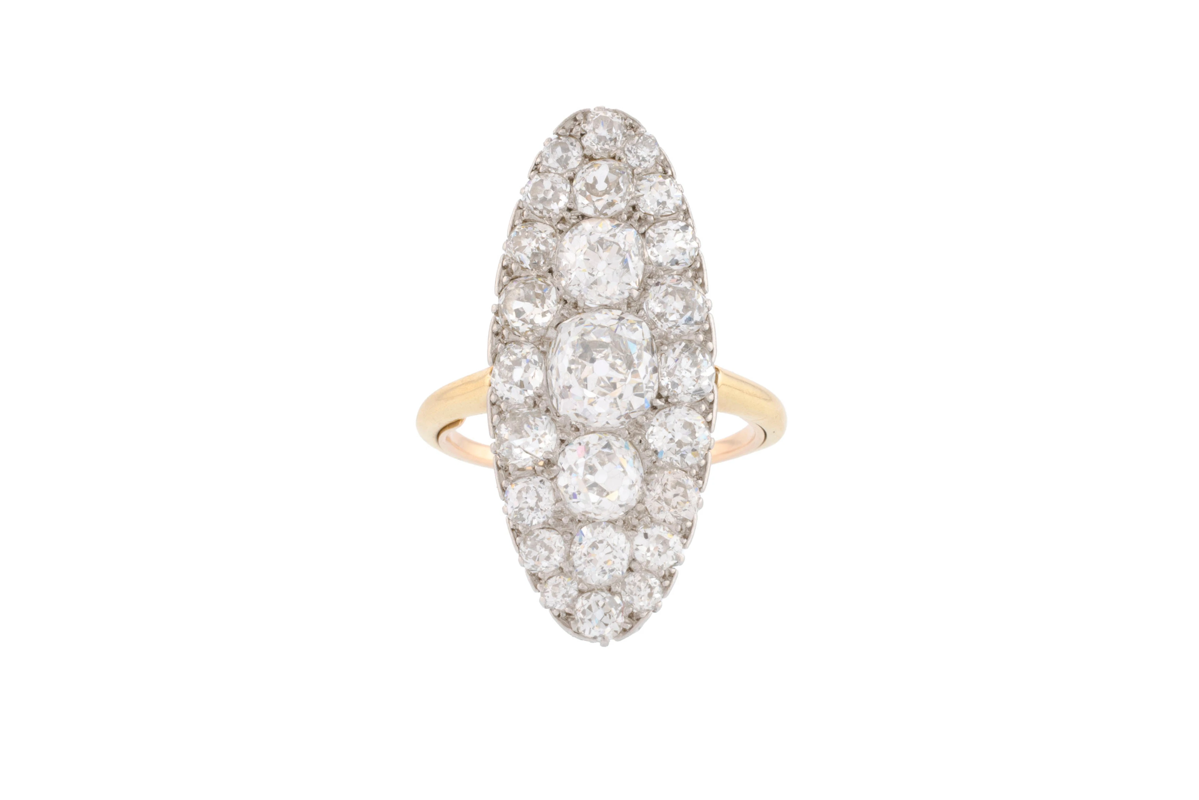 Bague marquise XIXe s., 2 ors ornée d'un élément oblong pavé de diamants