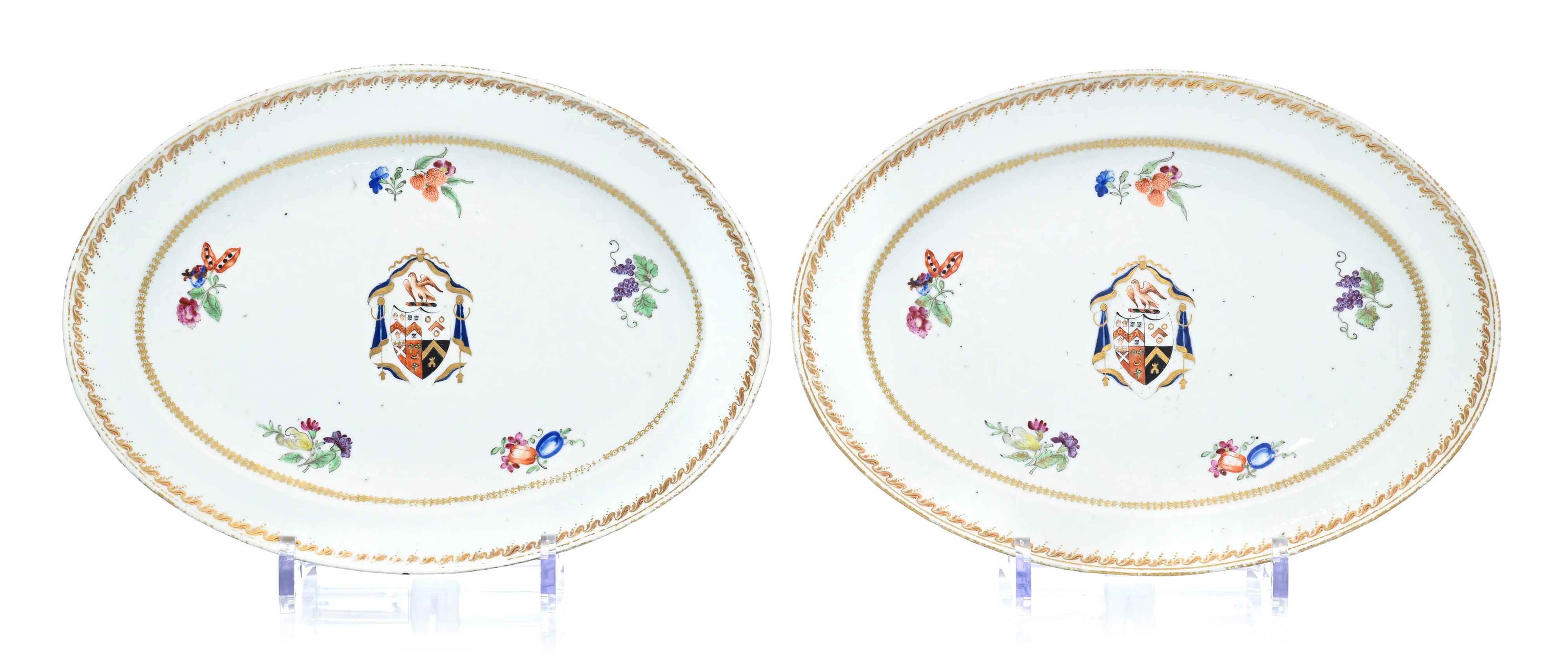2 petits plats ovales en porcelaine, Chine, XVIIIe s., décor des armoiries