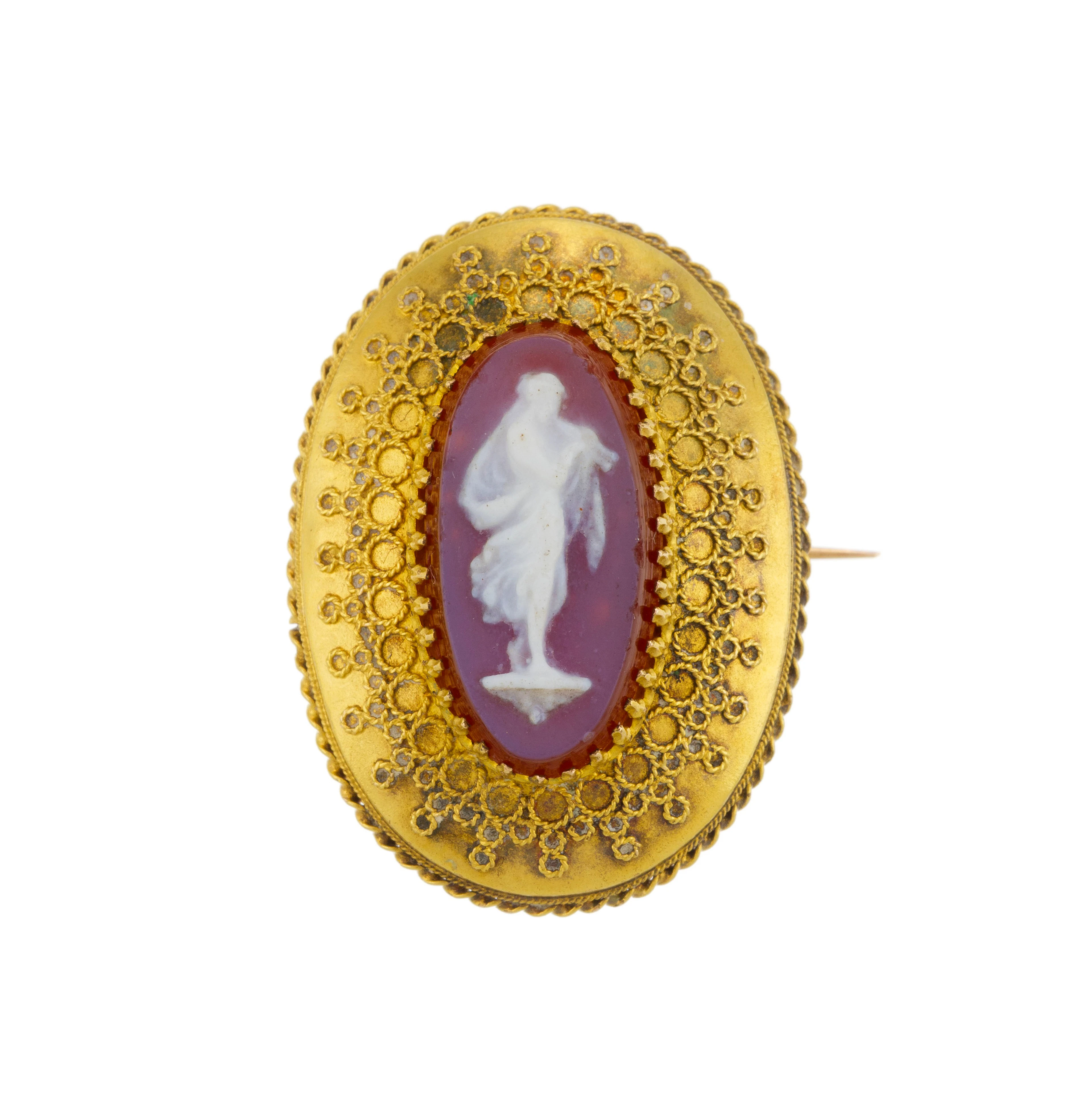 Broche XIXe s., or 585 ornée d’un camée sur verre, h. 2.5 cm