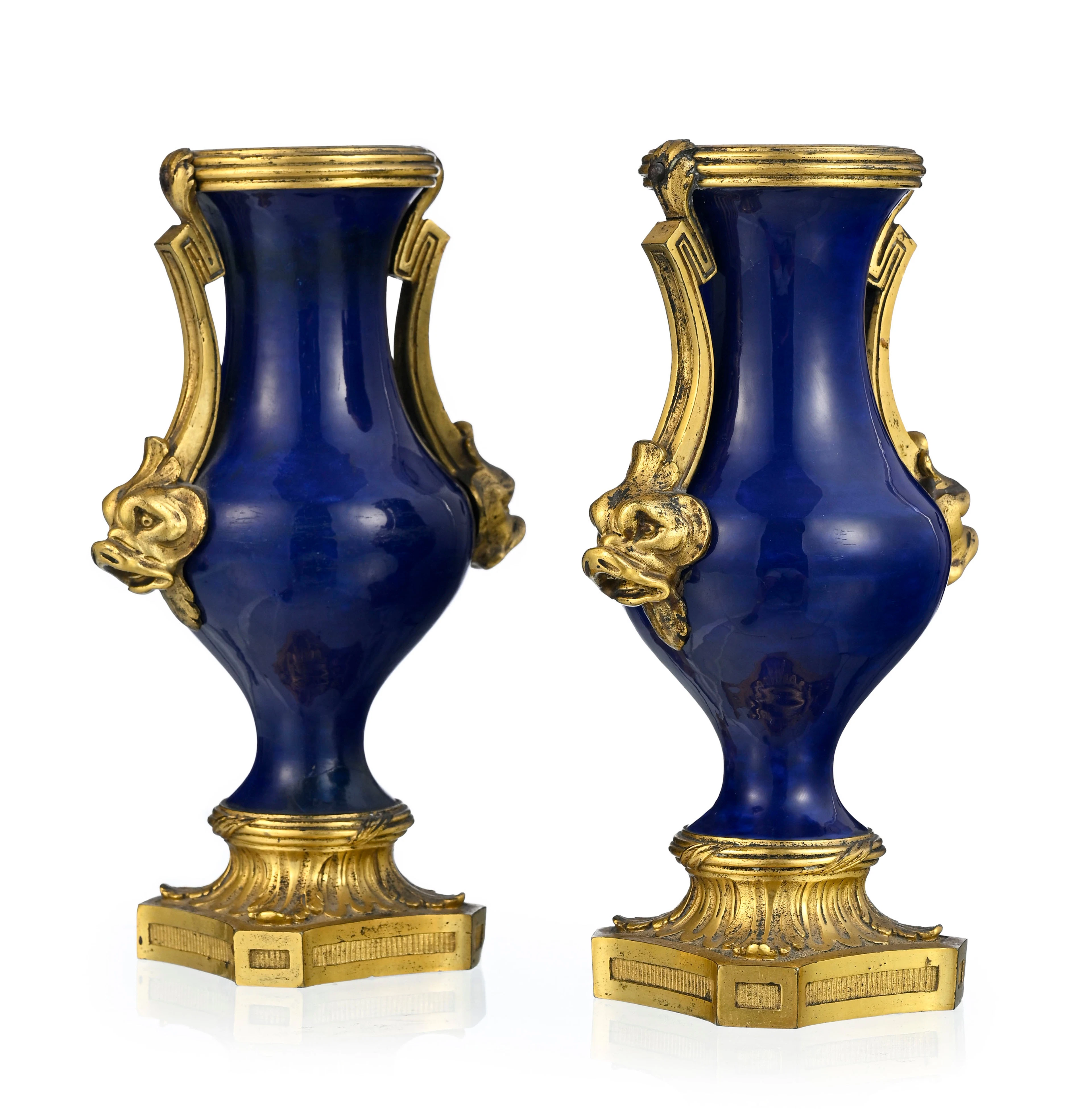 Paire de vases d'époque Louis XVI, de forme balustre, en porcelaine