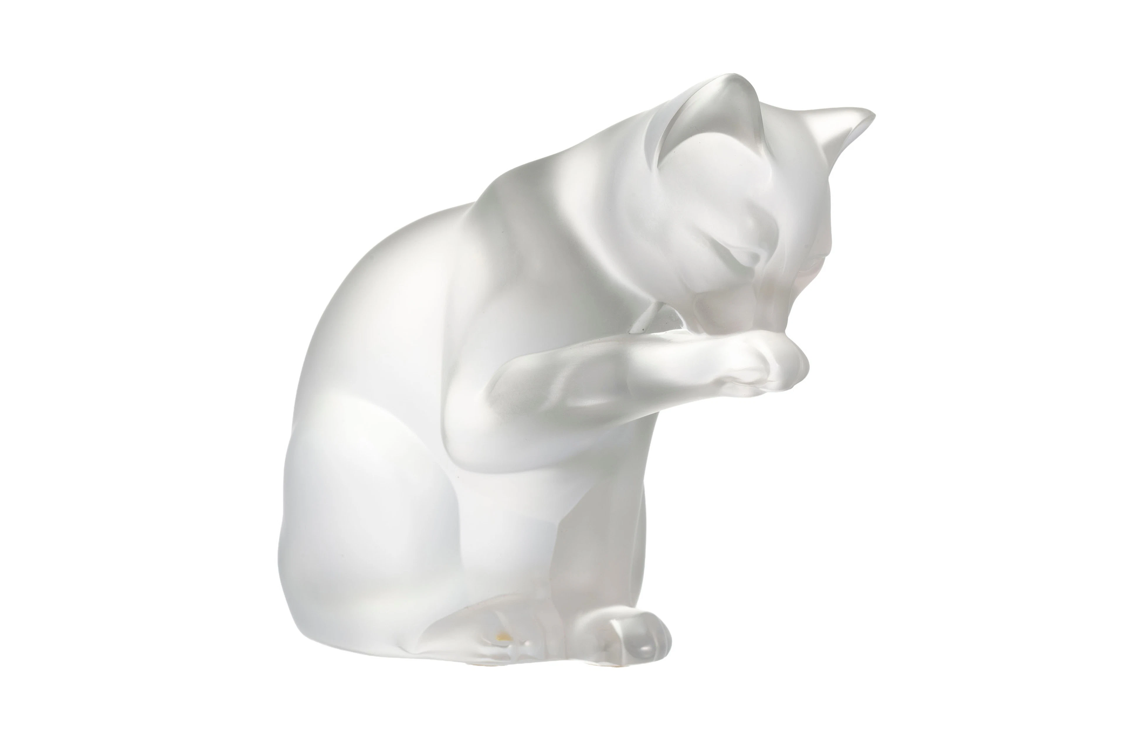 Lalique France. Chat à sa toilette, sculpture en verre moulé-pressé