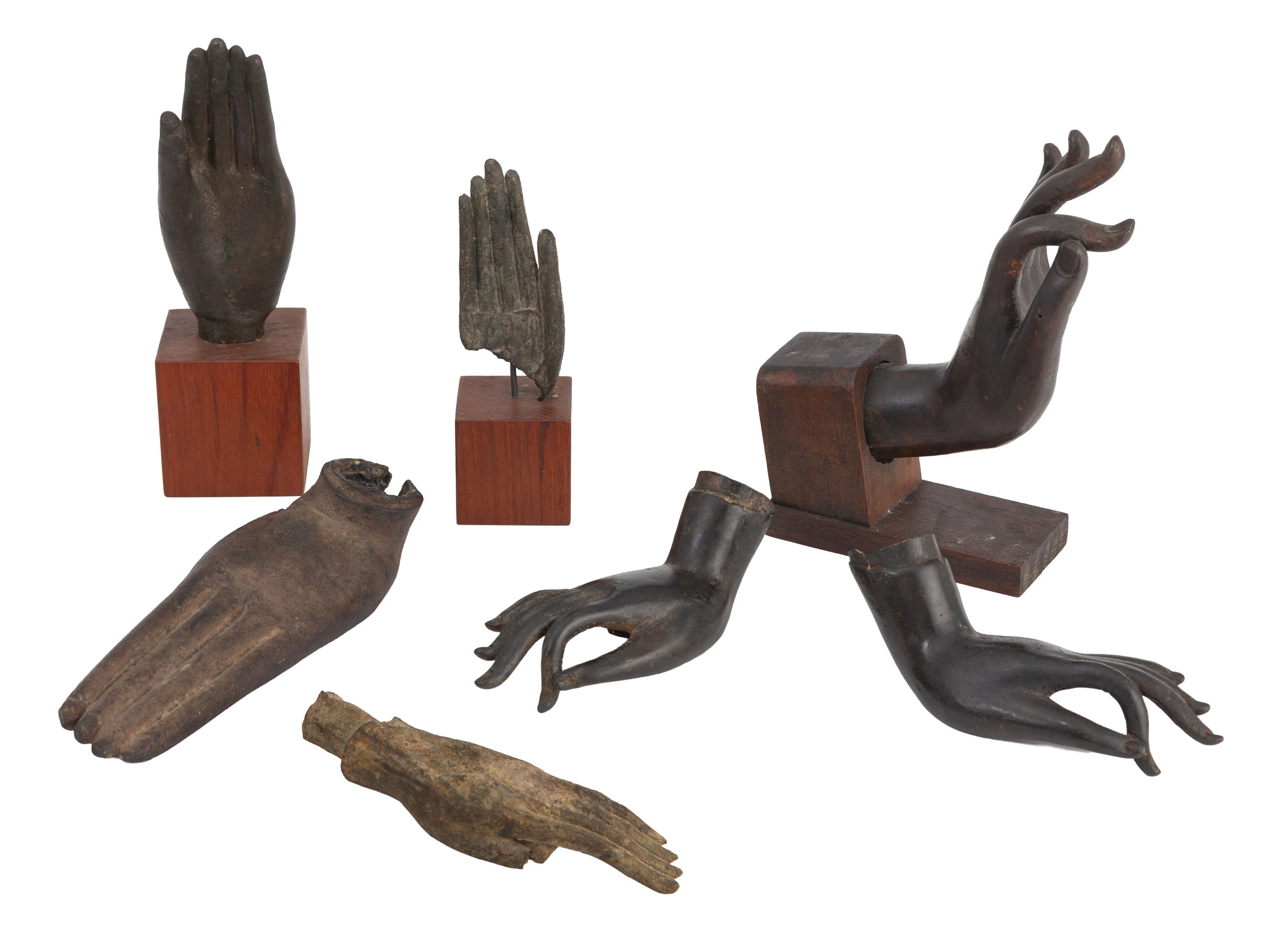Ensemble de 7 mains en bronze, Thaïlande, XVIII-XXe s.: dont 3 sur