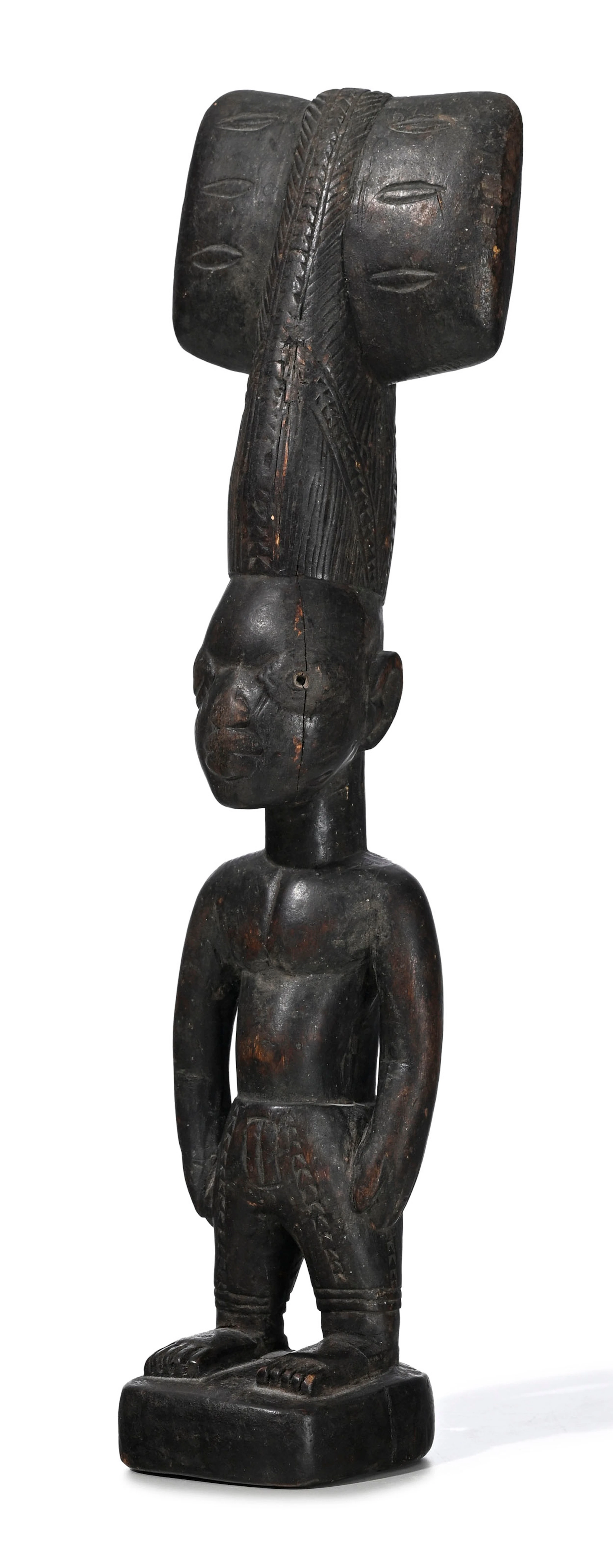 Statuette oshe Shango Yoruba, bois à patine brun foncé, représentant
