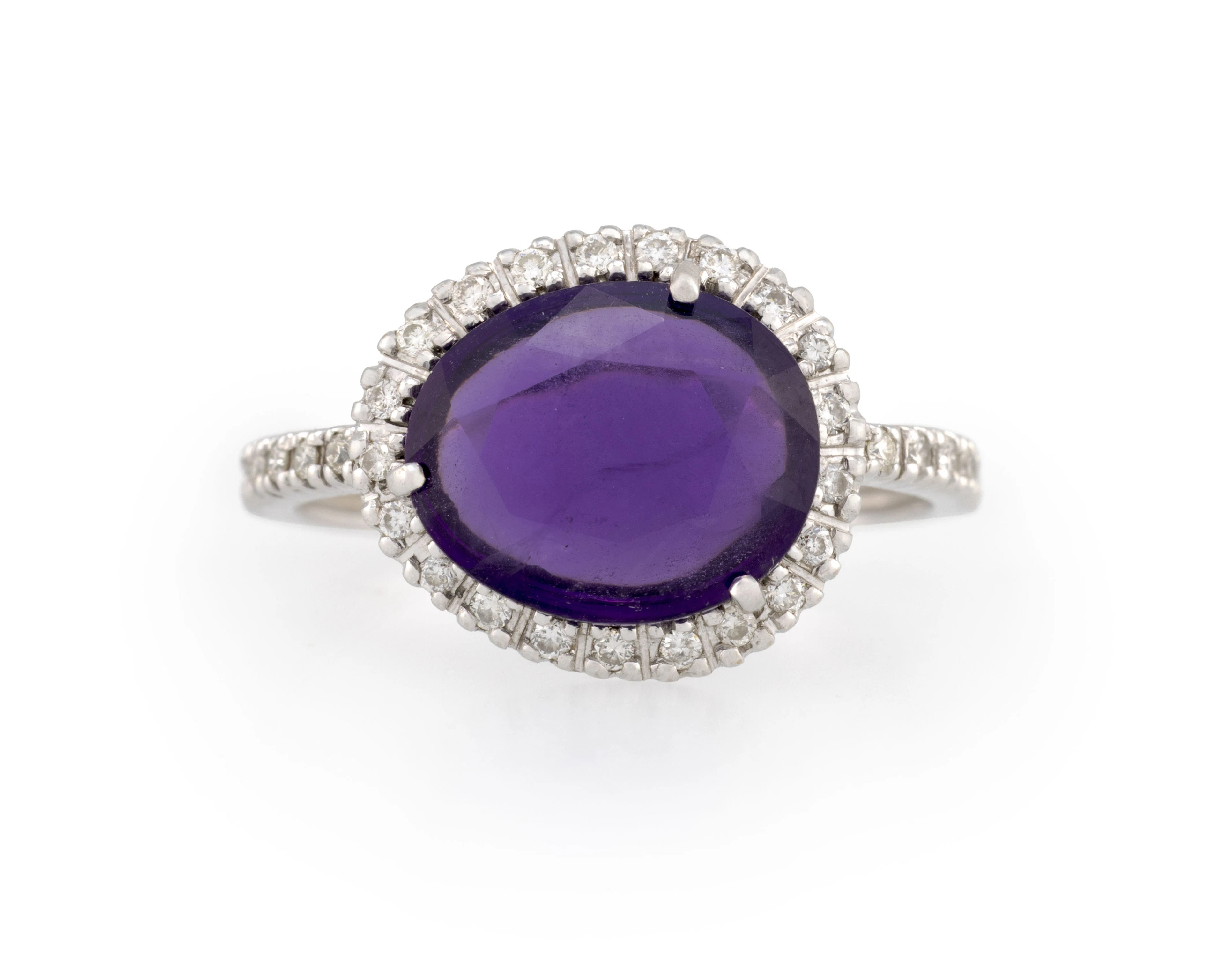 Bague en or gris 750, sertie d'une améthyste ovale entourée de diamants