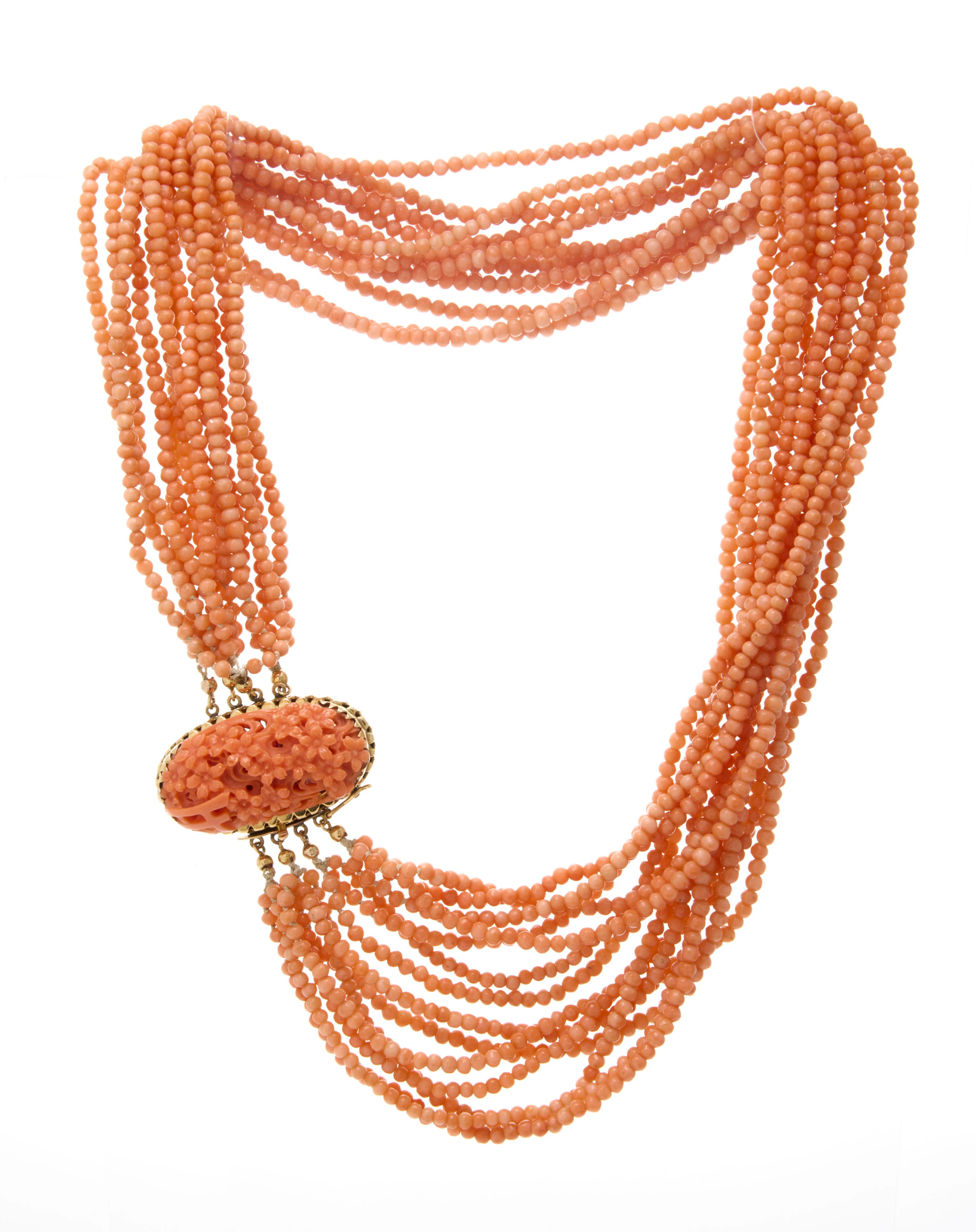 Collier multi rangs de billes de corail, fermoir en or 750 orné d'un