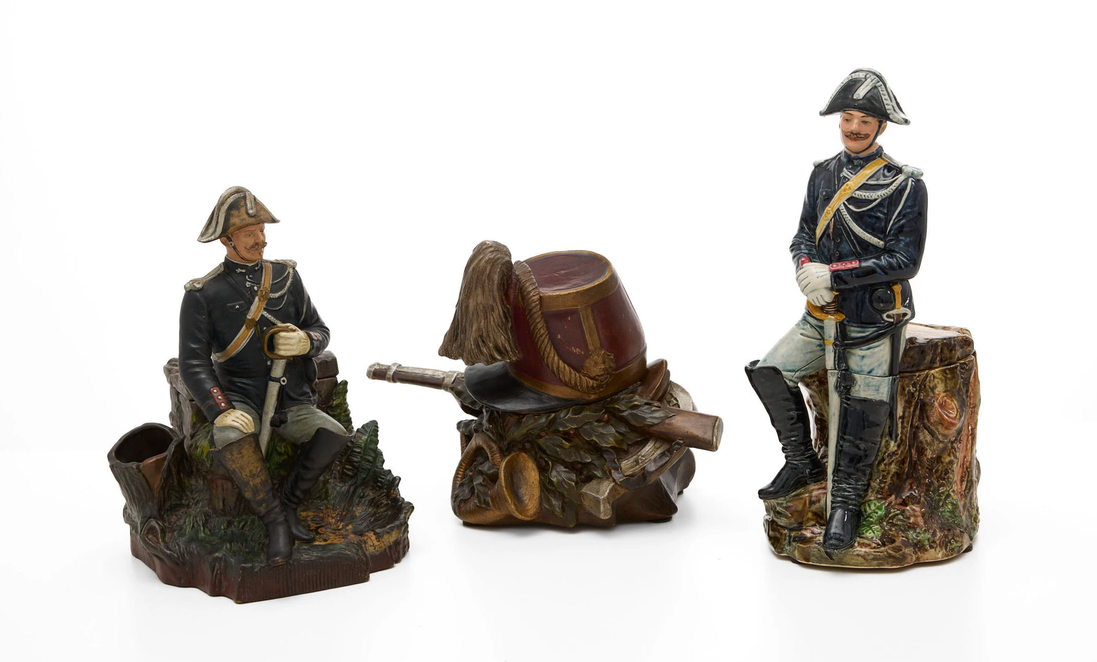 "Militaria", réunion de 3 pots à tabac en céramique (dont barbotine)