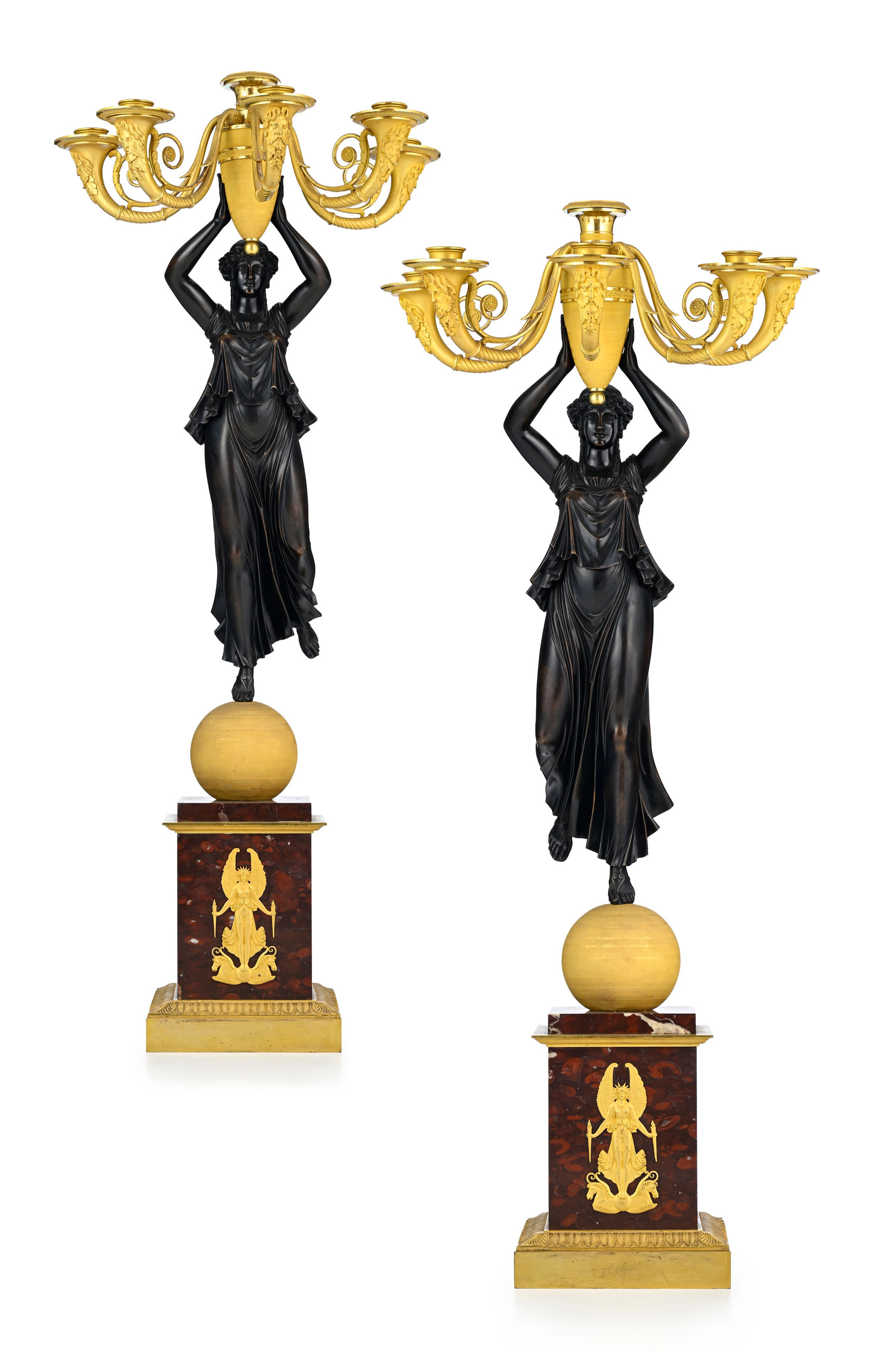 Paire de candélabres d'époque Empire, en bronze patiné et doré figurant