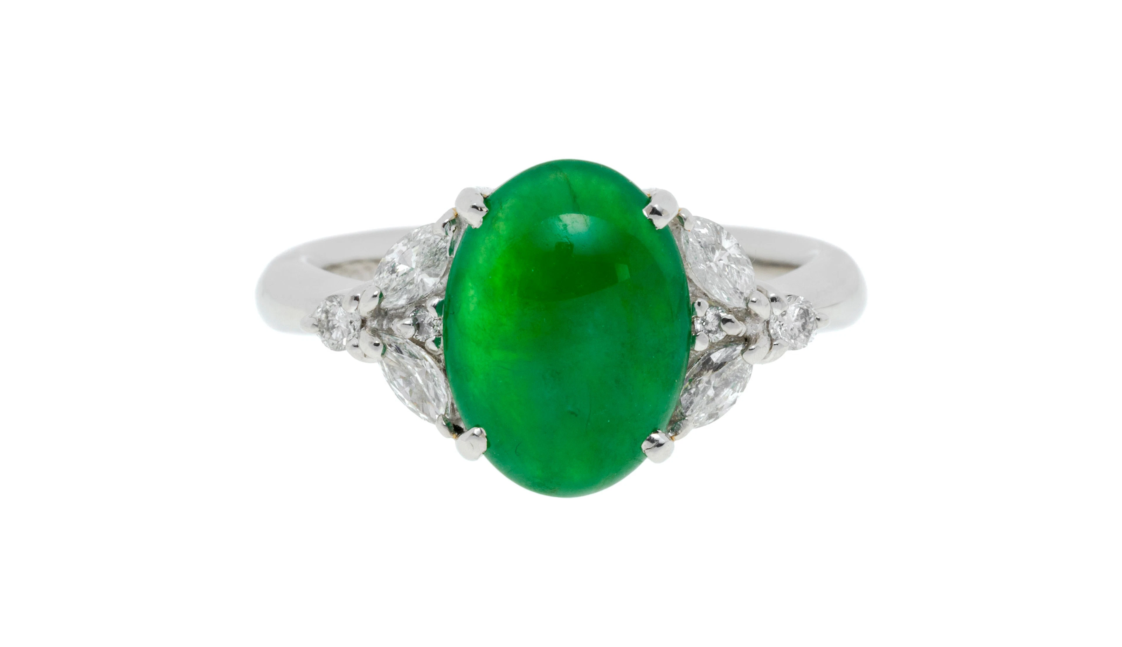 Bague platine sertie d'un cabochon de jadéite épaulé de diamants taille