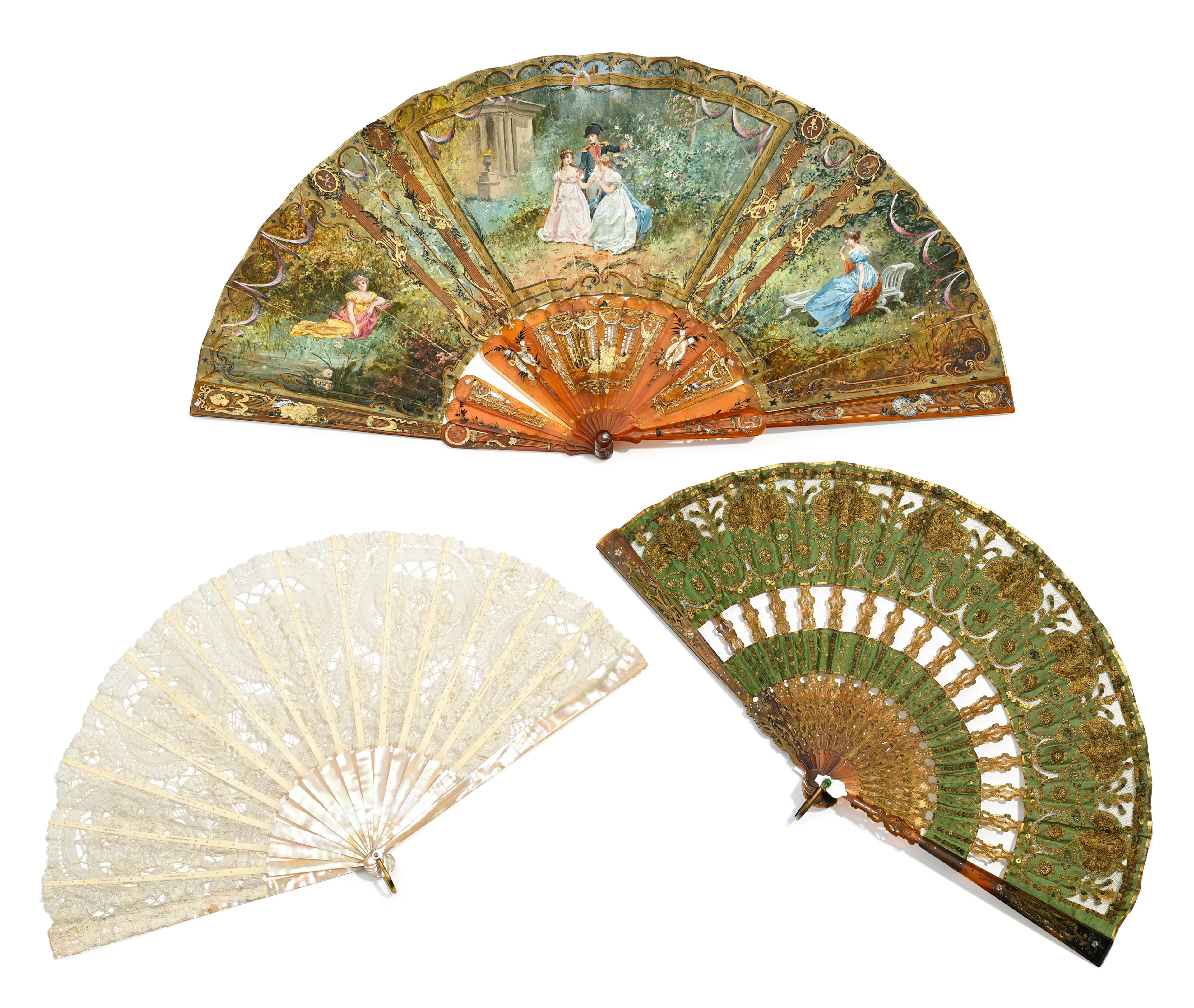 3 éventails: 1 en papier peint avec monture en écaille, 1 en tissu