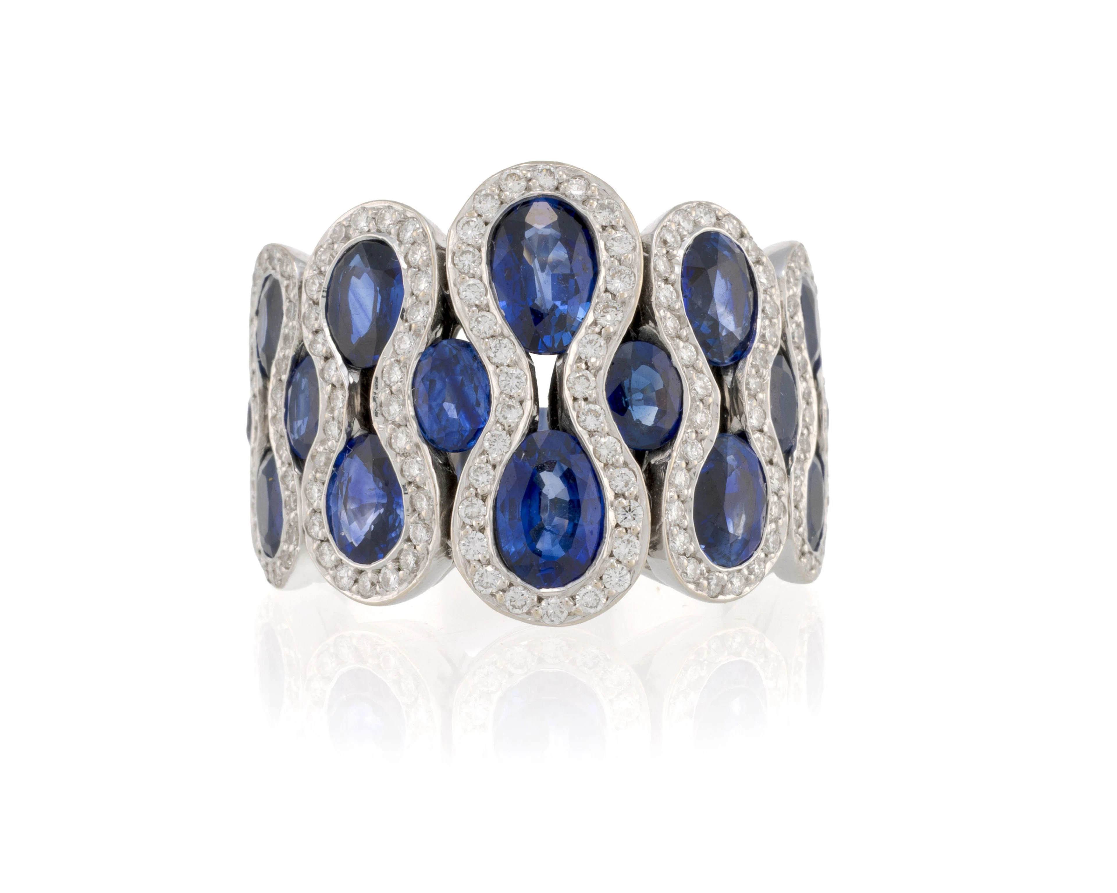 Bague or gris 750 sertie d'une ligne de diamants serpentant entre