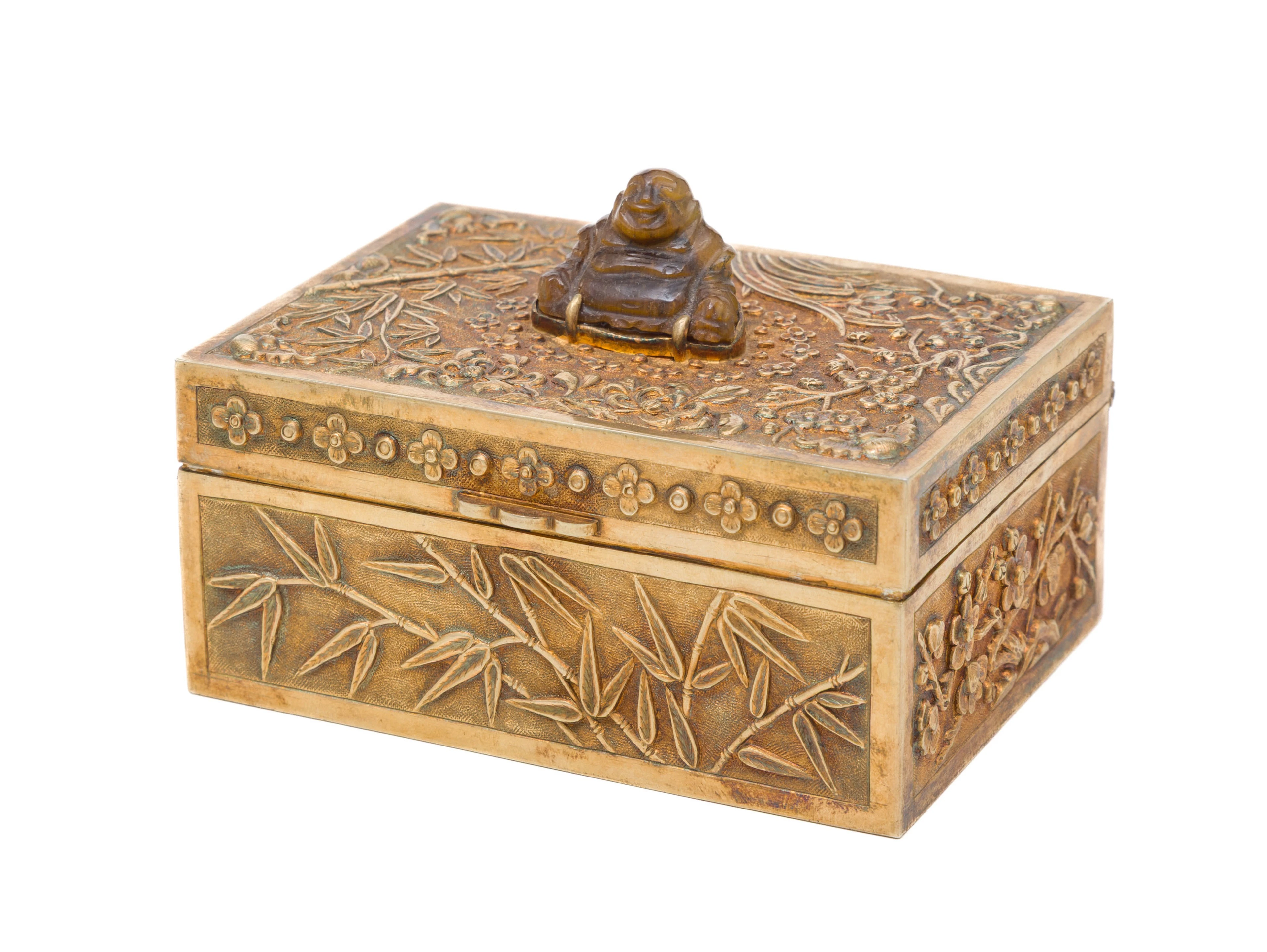 Boîte rectangulaire en argent doré, surmontée d'un Bouddha en œil