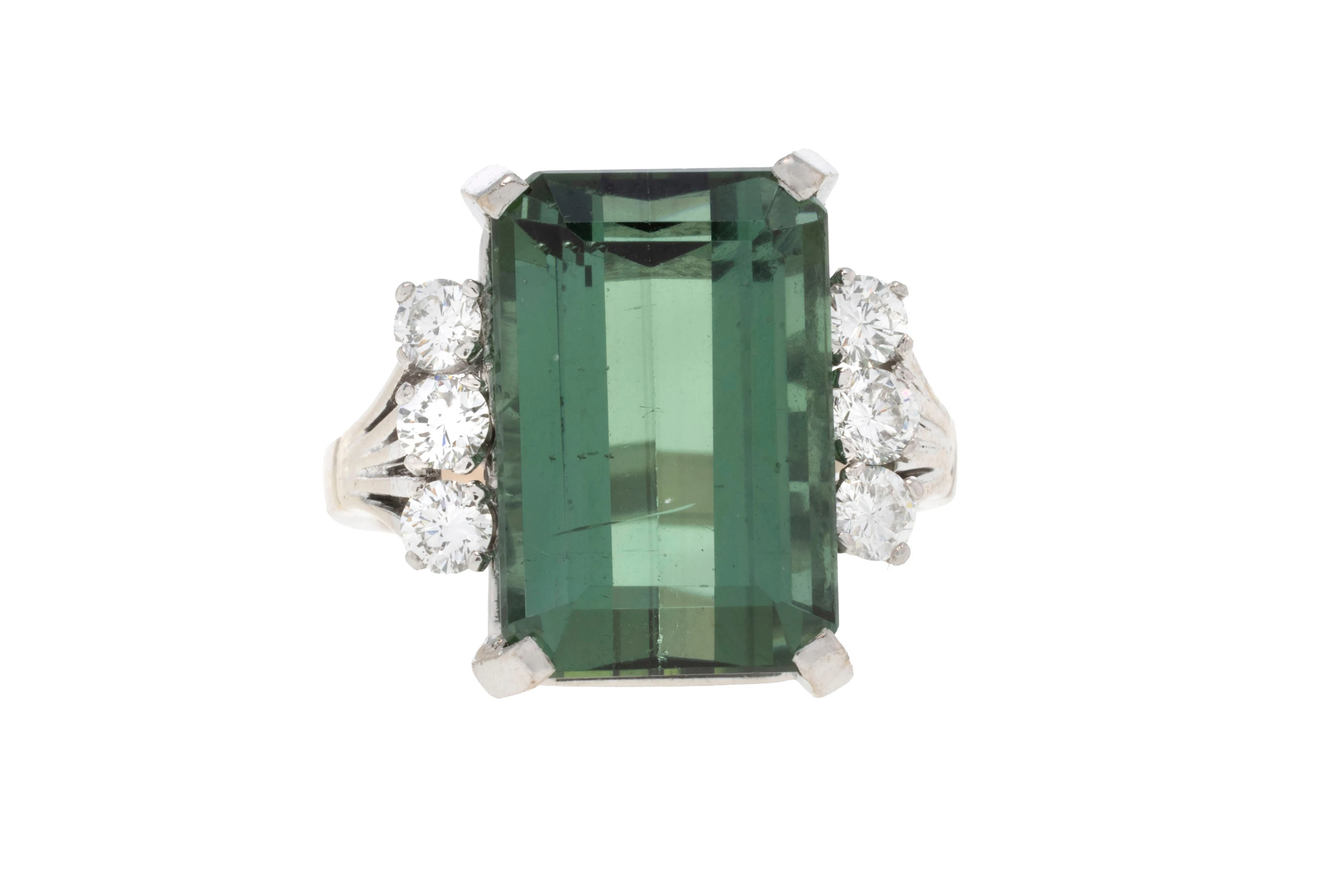 Bague en or gris 750 tourmaline verte rectangulaire à pans coupés