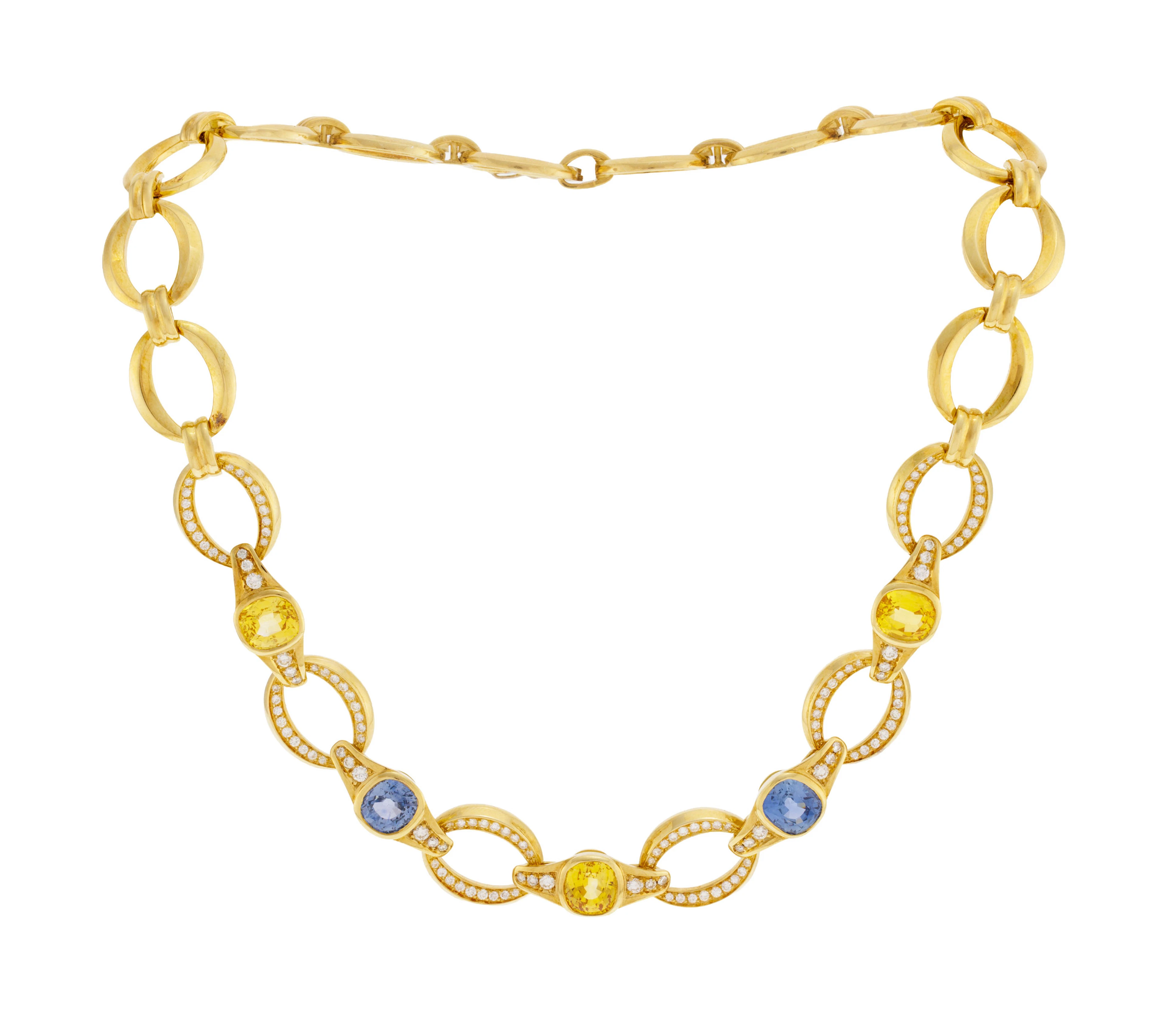 Collier or 750 composé de maillons ovales, ceux du centre sertis de