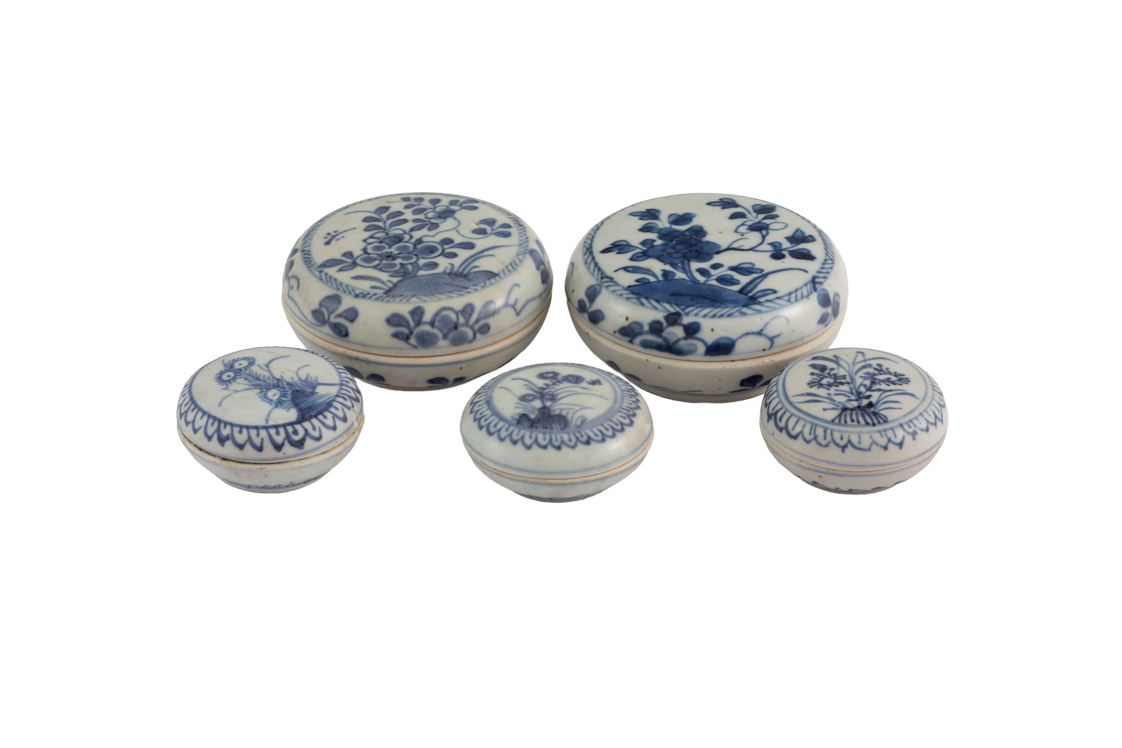 Ensemble de 5 boîtes circulaires en porcelaine, Chine, ca 1690: toutes