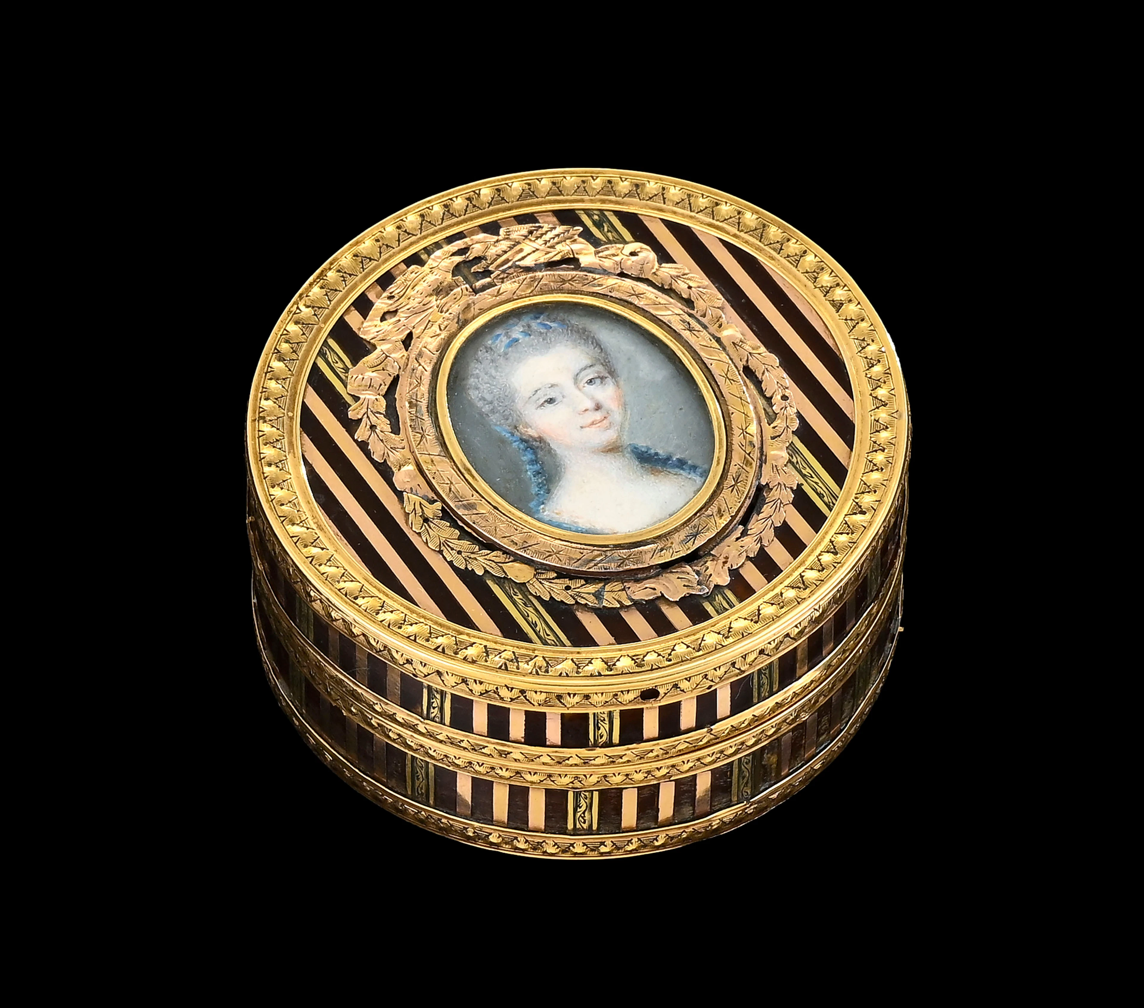Boîte ronde en écaille avec monture en or, centrée d'un portrait de