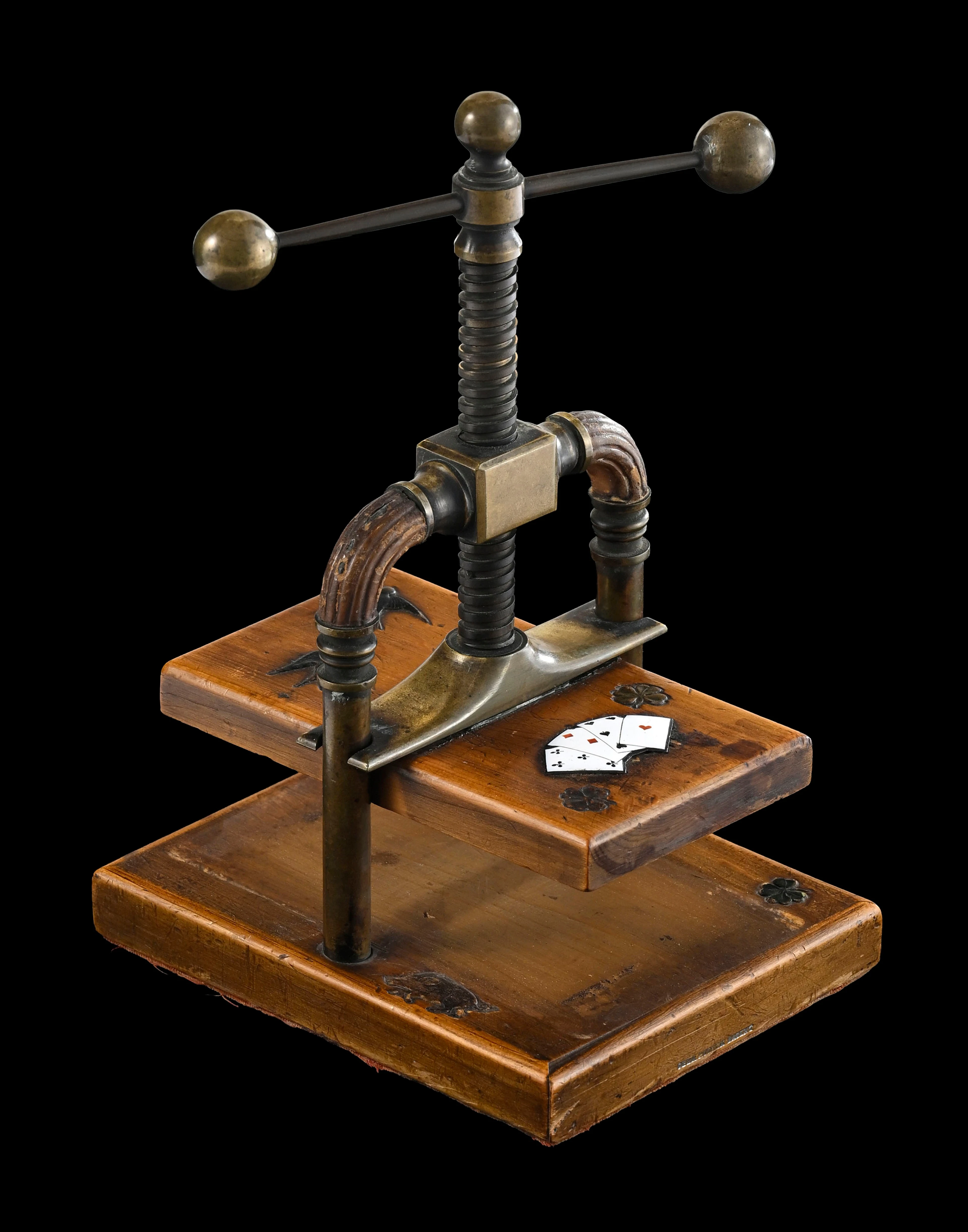 Presse à jeu de cartes en bois et laiton, circa 1900, à décor ciselé