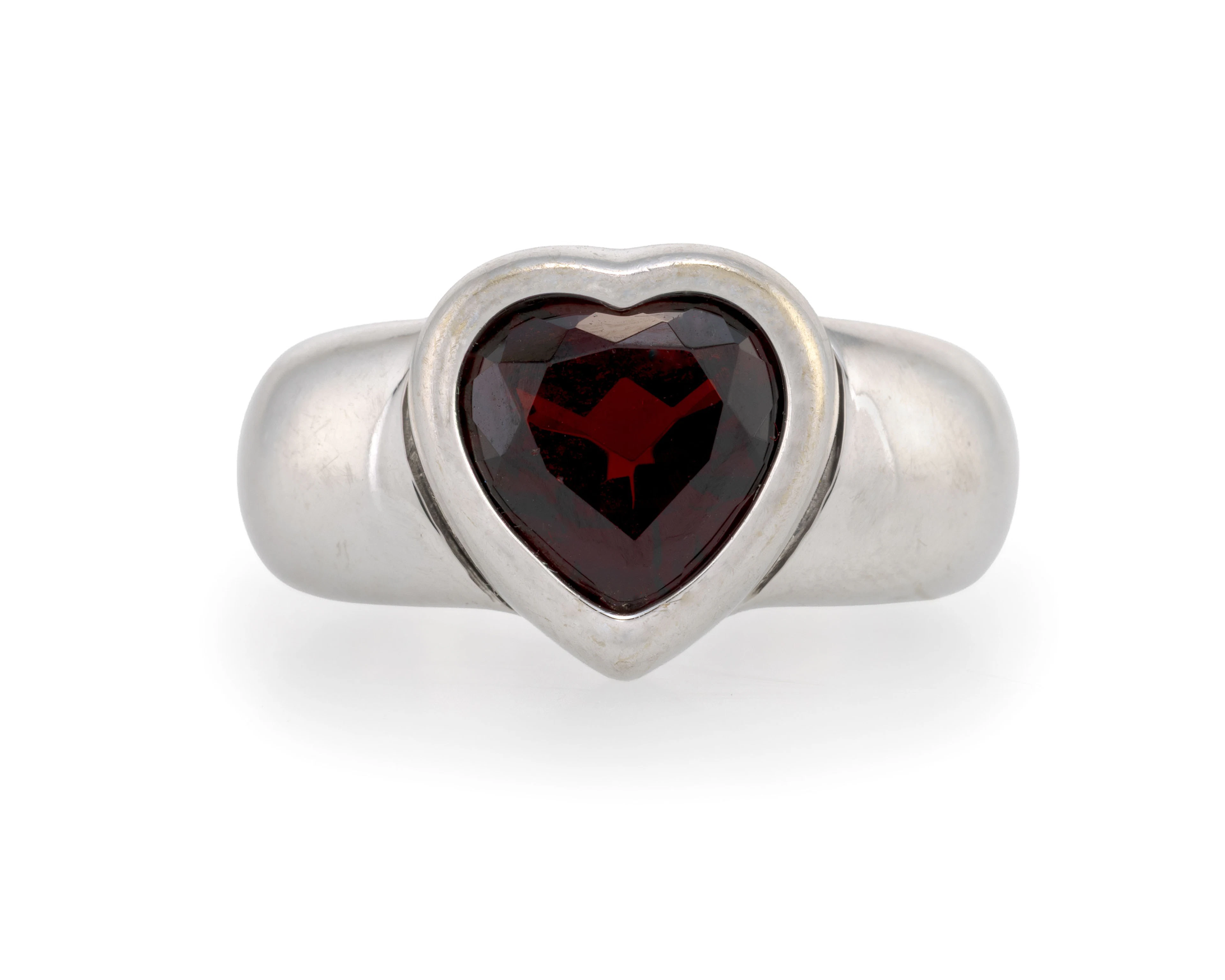 Piaget, bague or gris 750 sertie d'un grenat taille cœur, signée