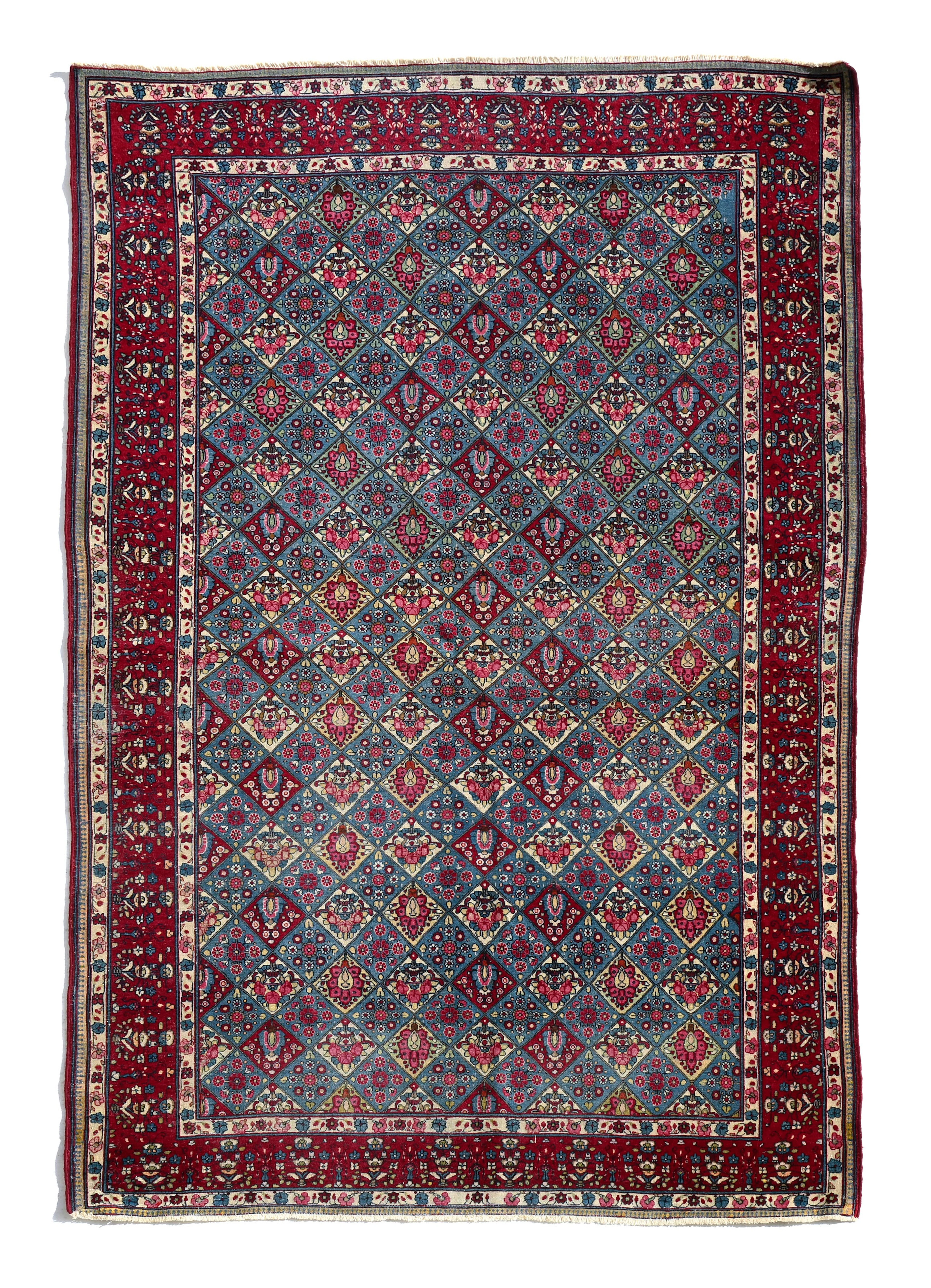 Tapis Ispahan, Iran, 1er tiers du XXe s., à semis de fleurs inscrites