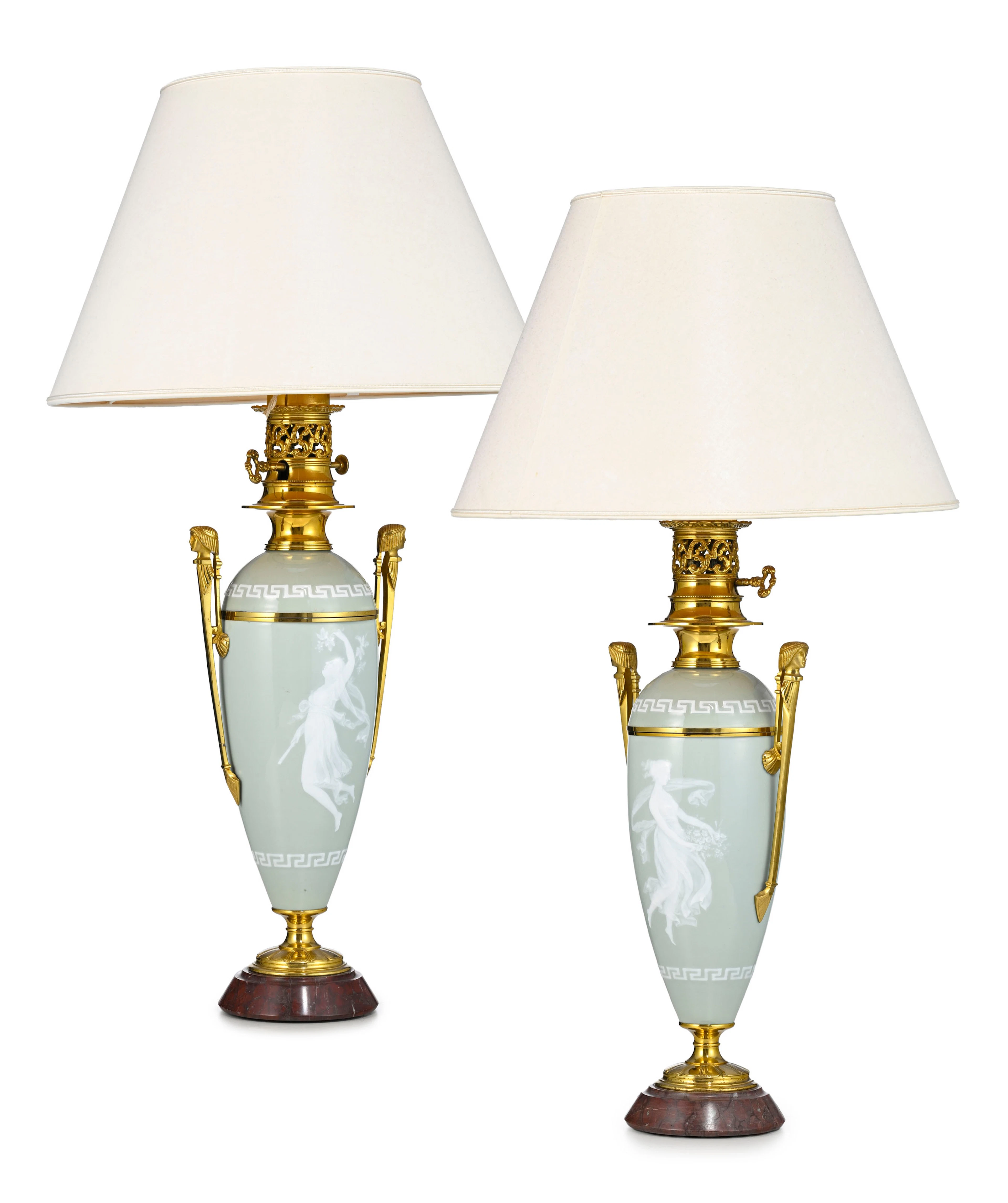 Paire de vases couvert montés en lampe, début du XXe s., en porcelaine