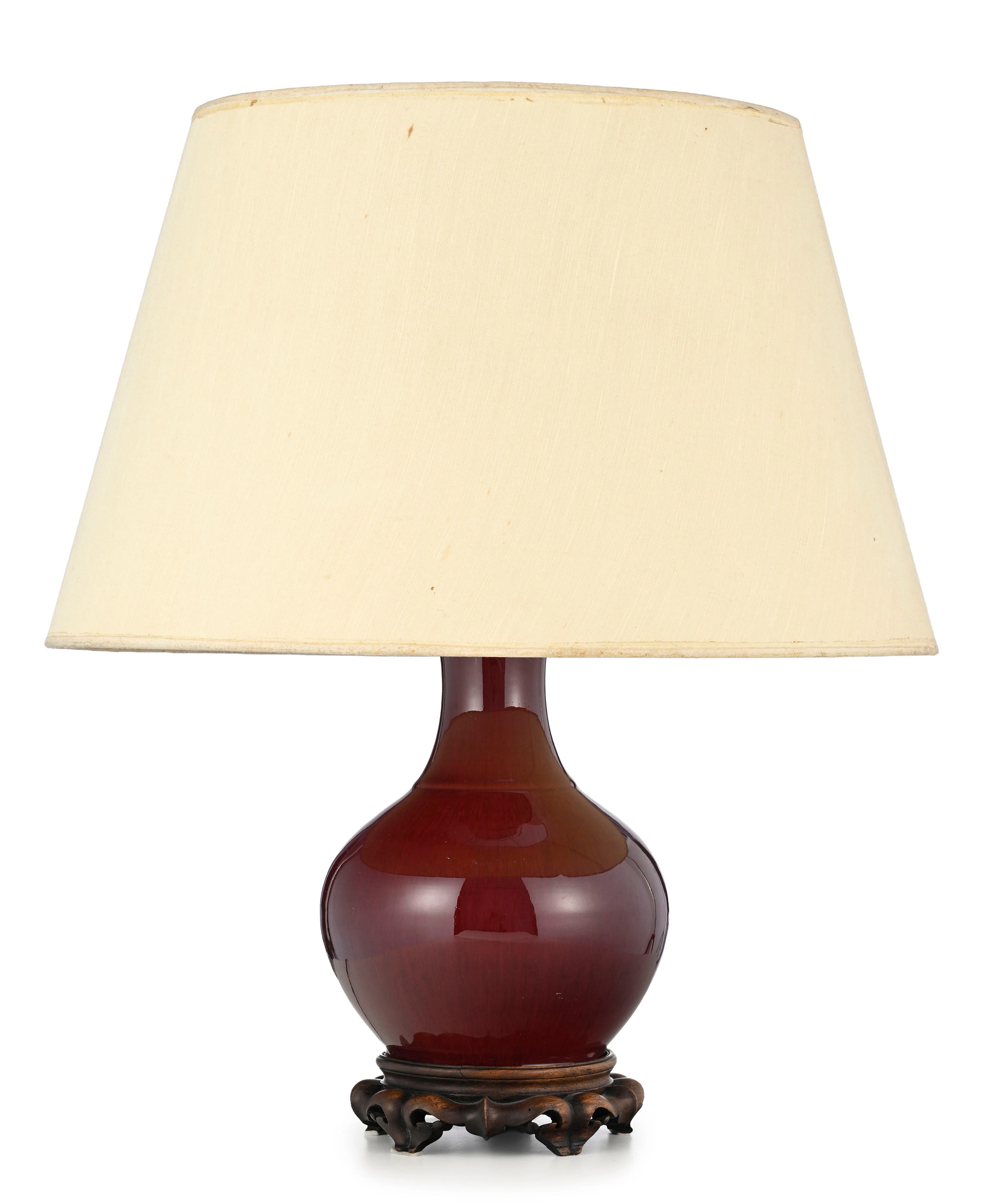 Vase, Chine, XXe s., à glaçure sang de bœuf, abat-jour en tissu beige